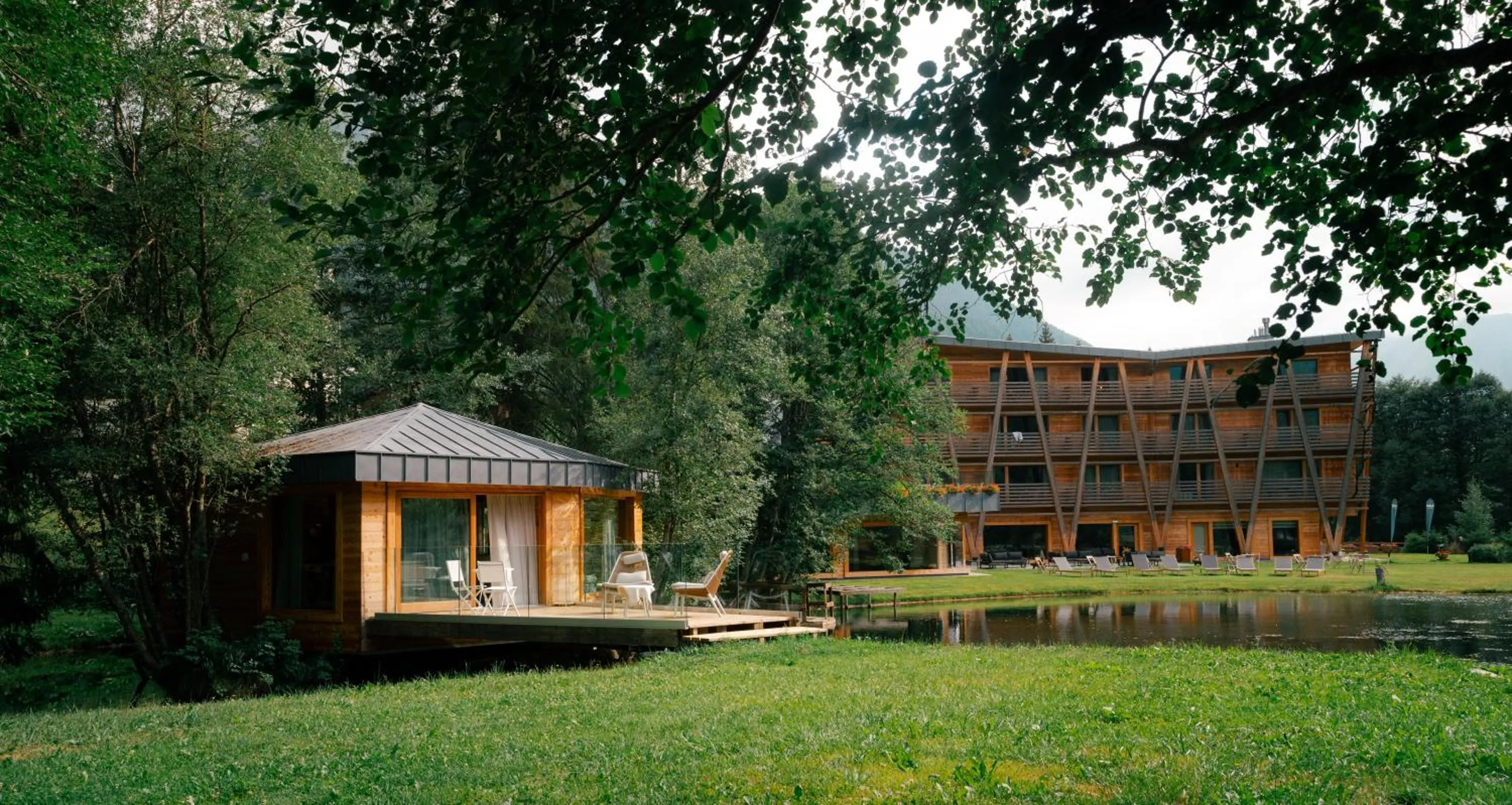 Property building in Au Charmant Petit Lac - Ecohotel Parc & Spa