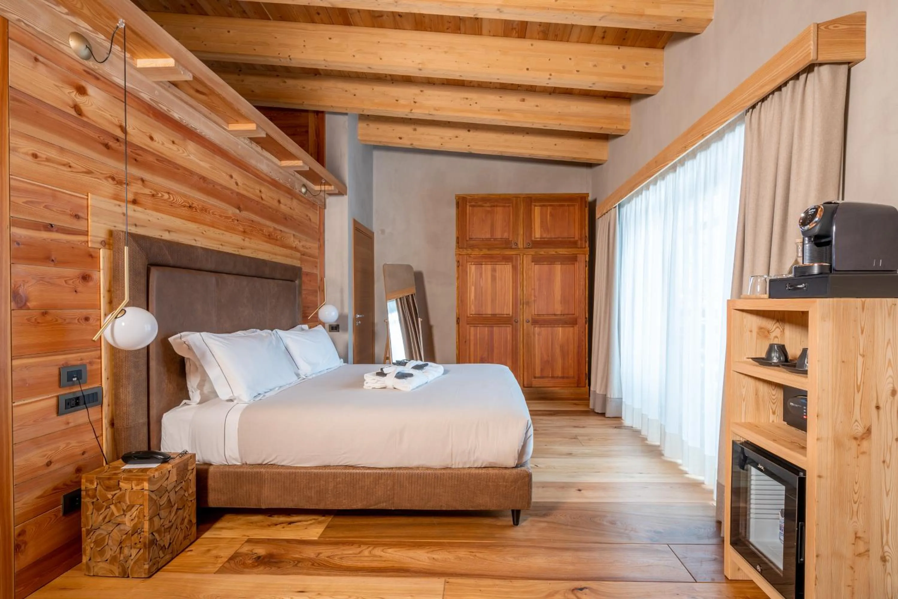 Bedroom, Bed in Au Charmant Petit Lac - Ecohotel Parc & Spa