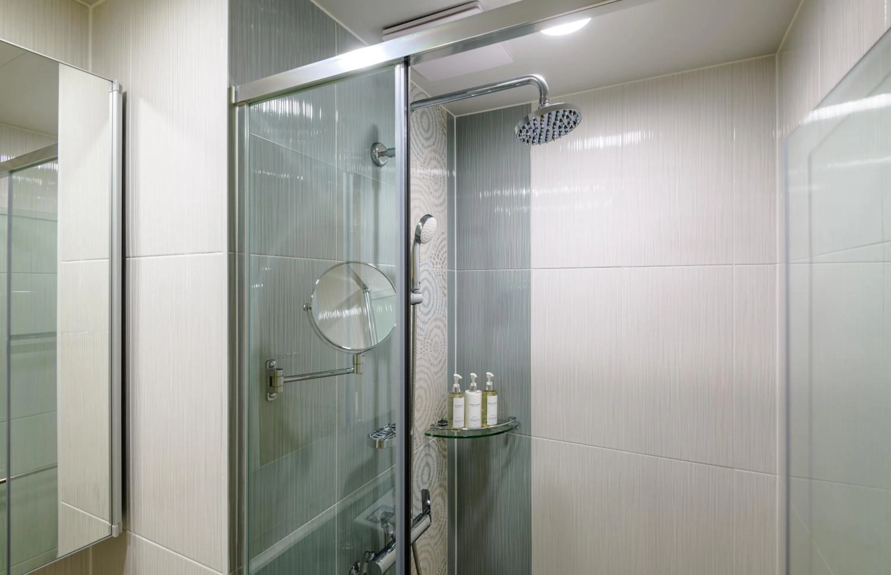 Shower in Seaside Arden