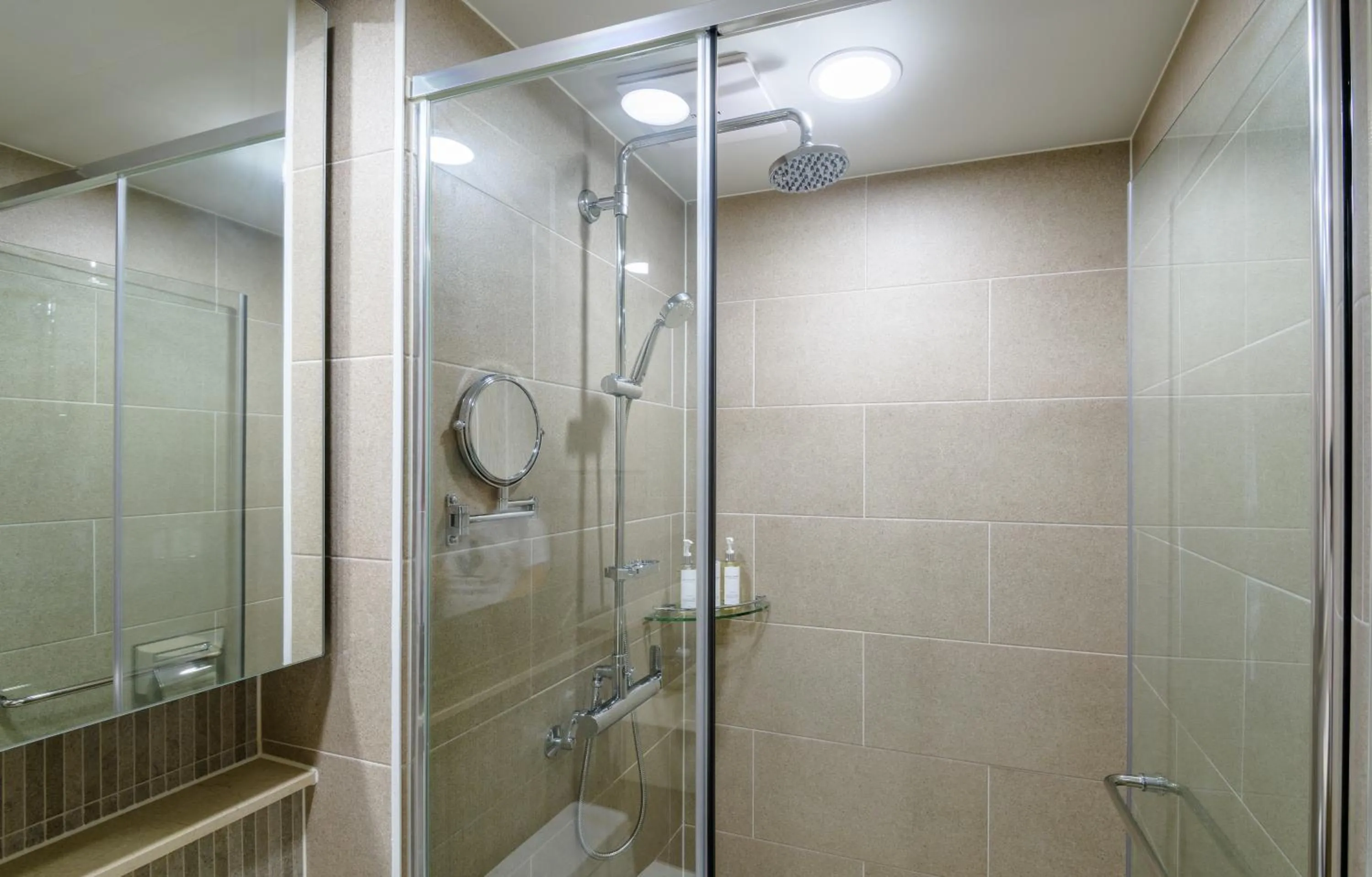 Shower in Seaside Arden