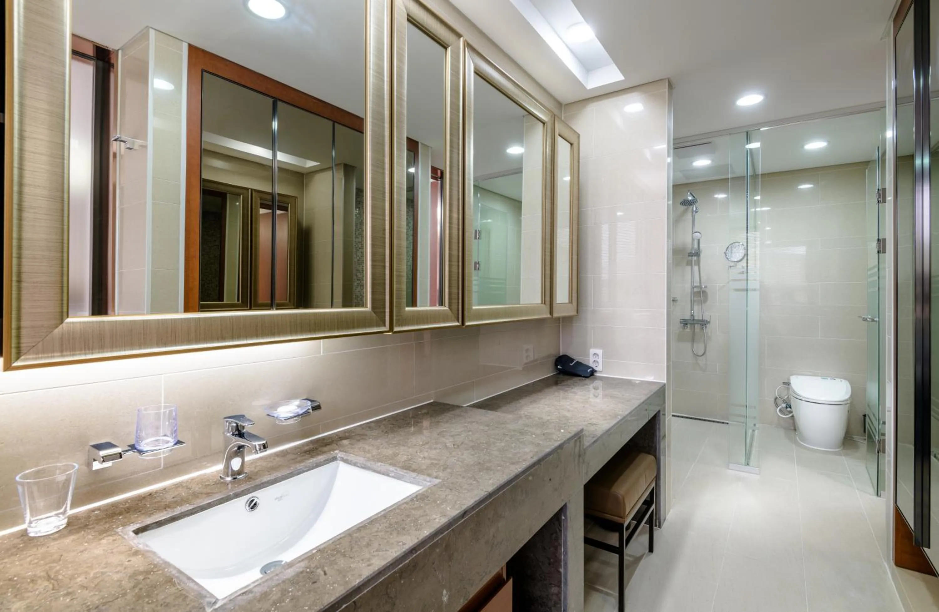 Shower in Seaside Arden