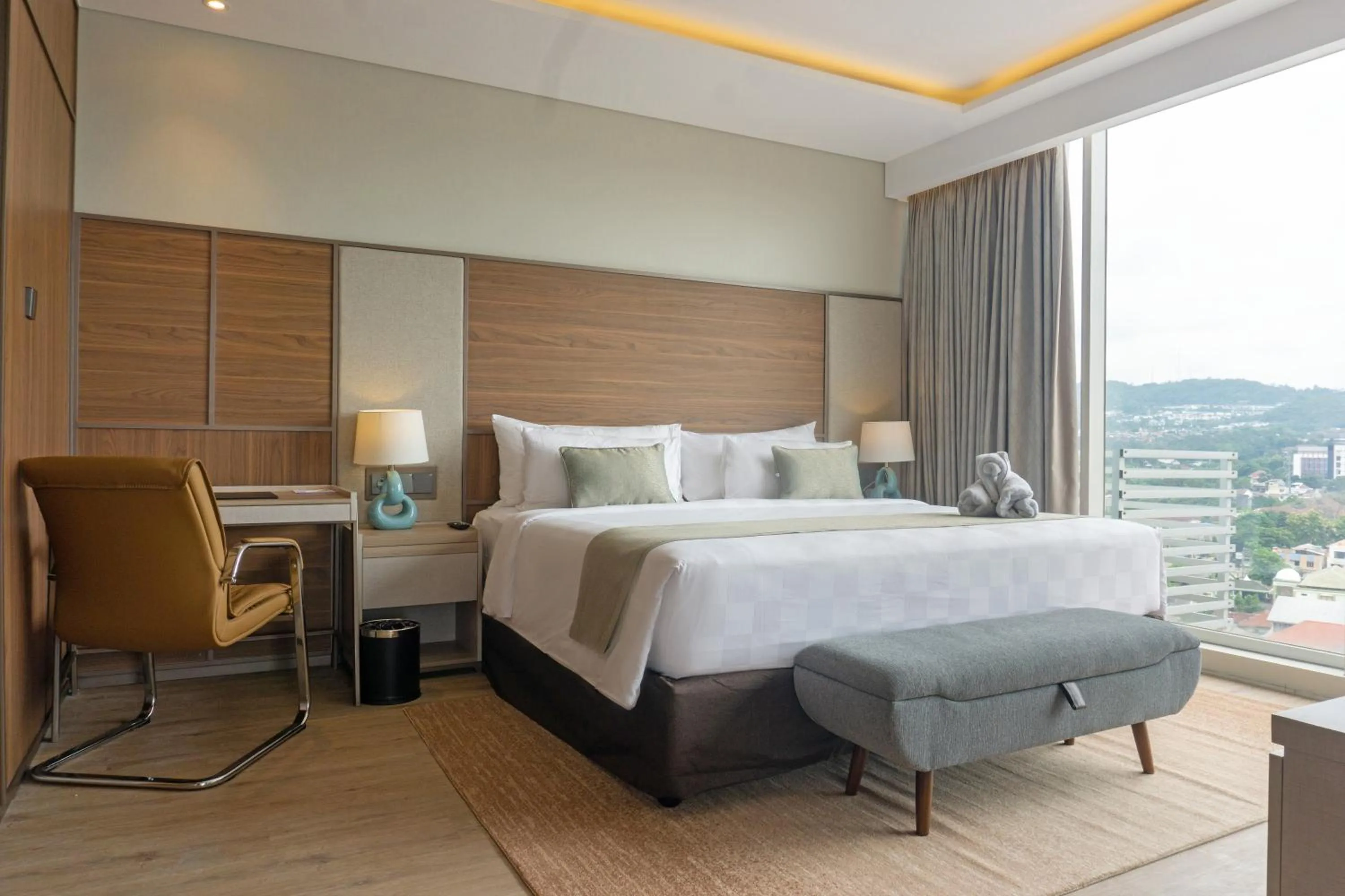 Bedroom, Bed in Golden Tulip Springhill Lampung