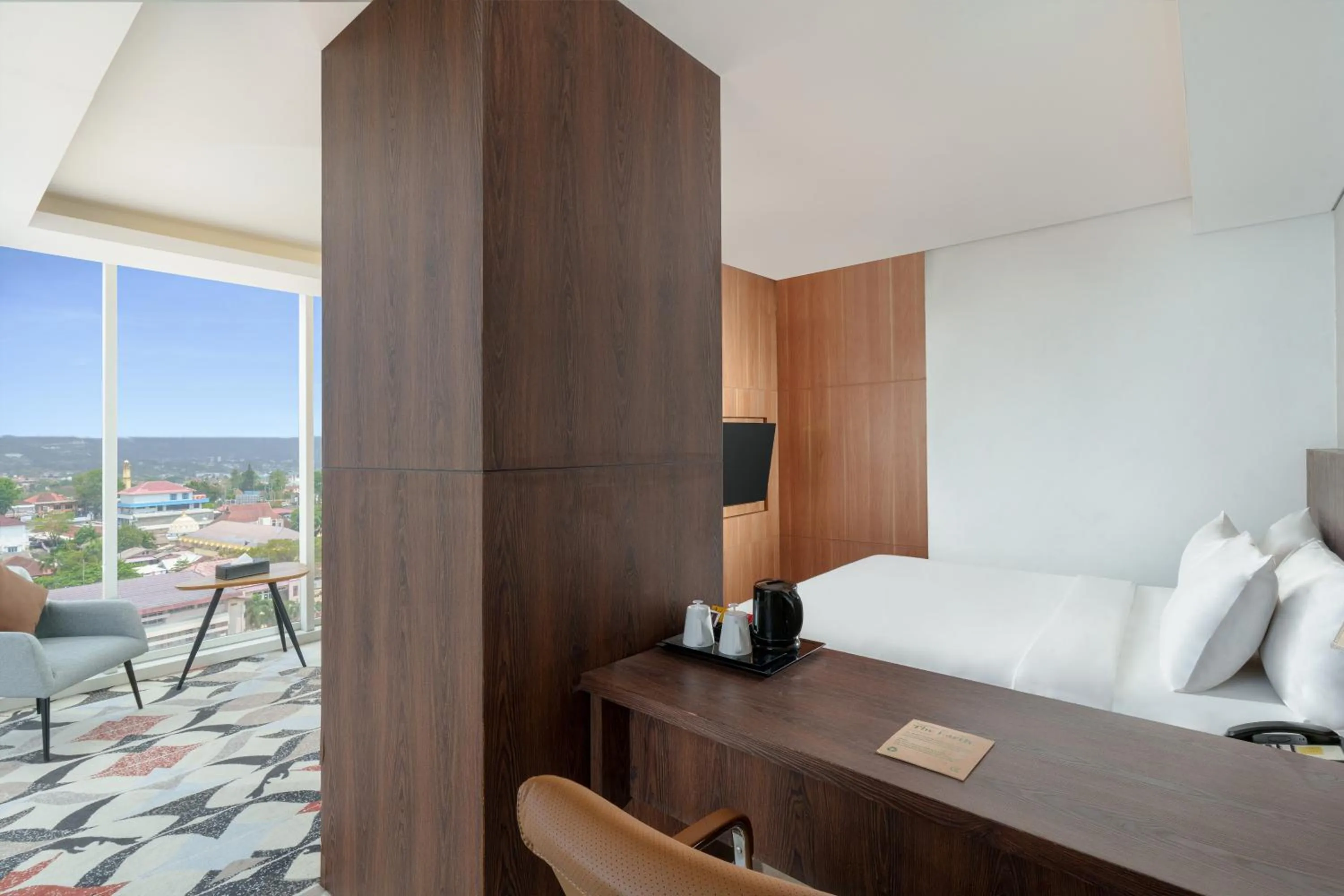 Bedroom, Bed in Golden Tulip Springhill Lampung