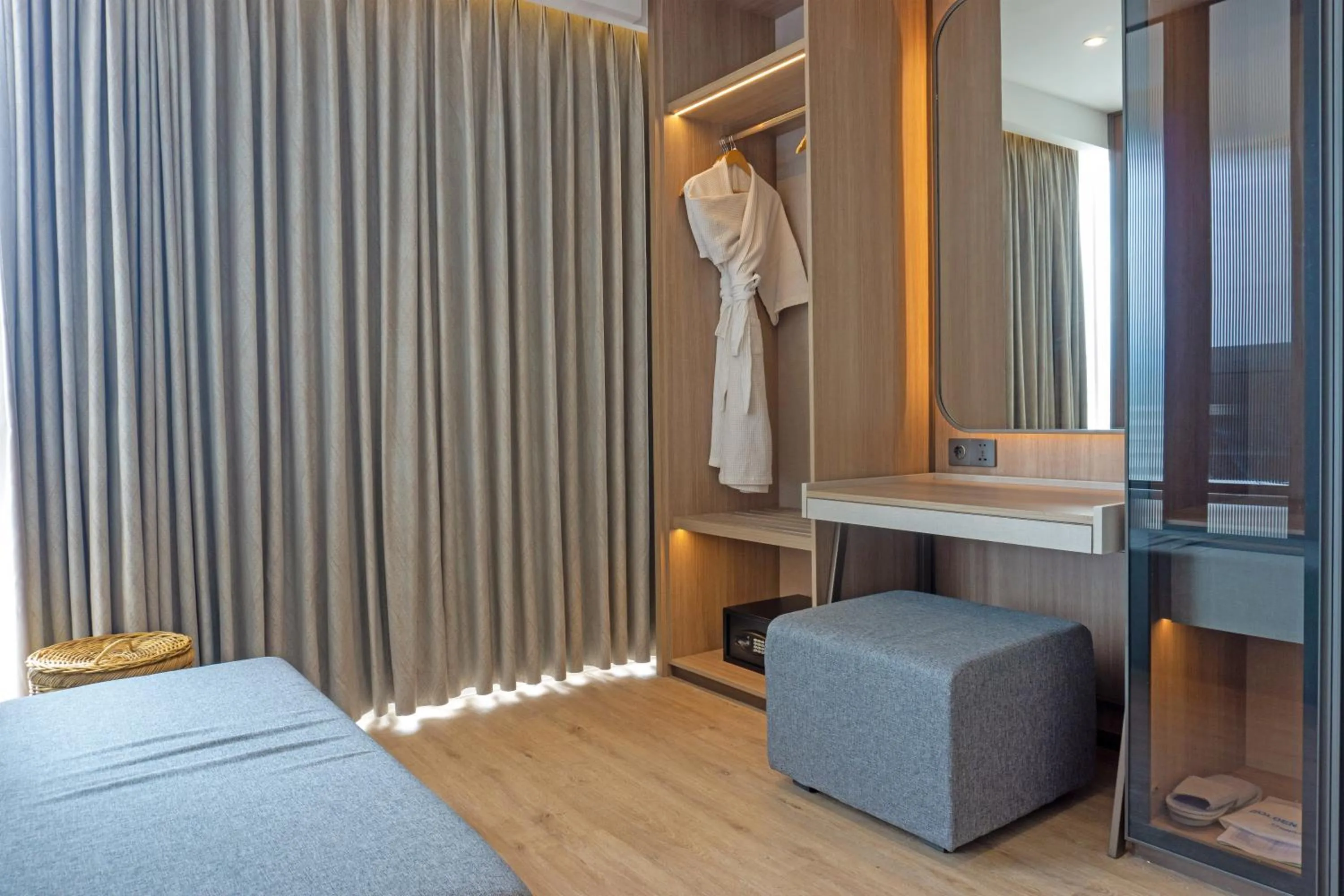 wardrobe, Bed in Golden Tulip Springhill Lampung