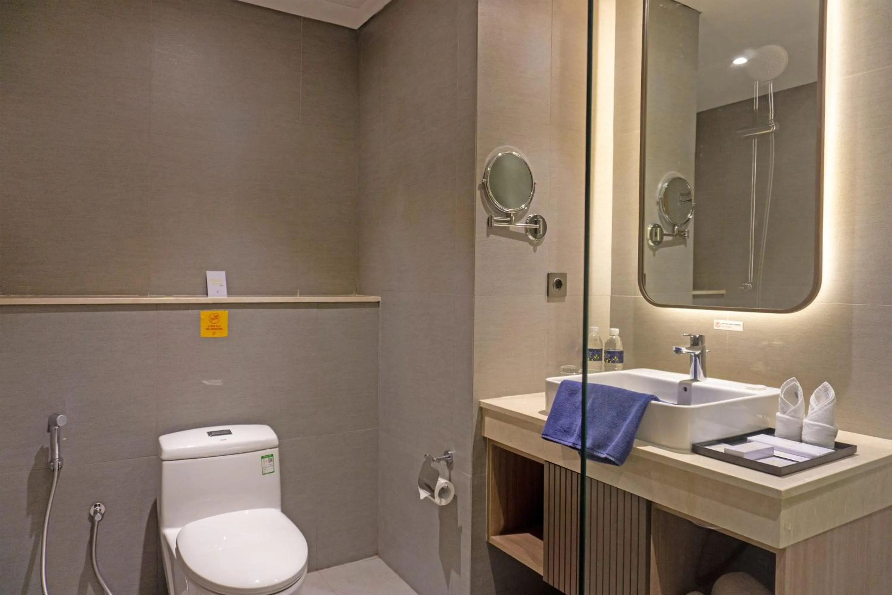 Bathroom in Golden Tulip Springhill Lampung