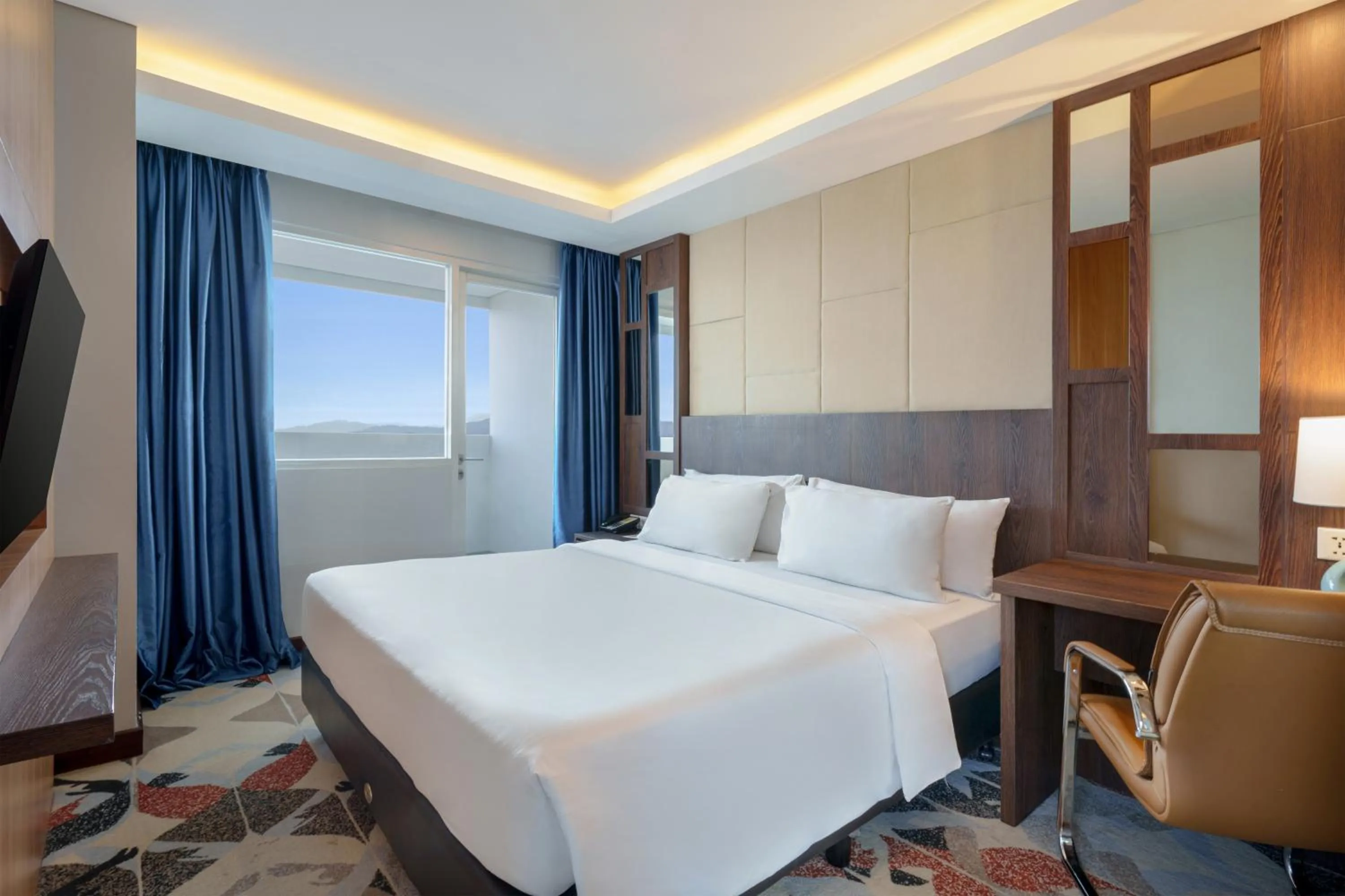 Bedroom, Bed in Golden Tulip Springhill Lampung