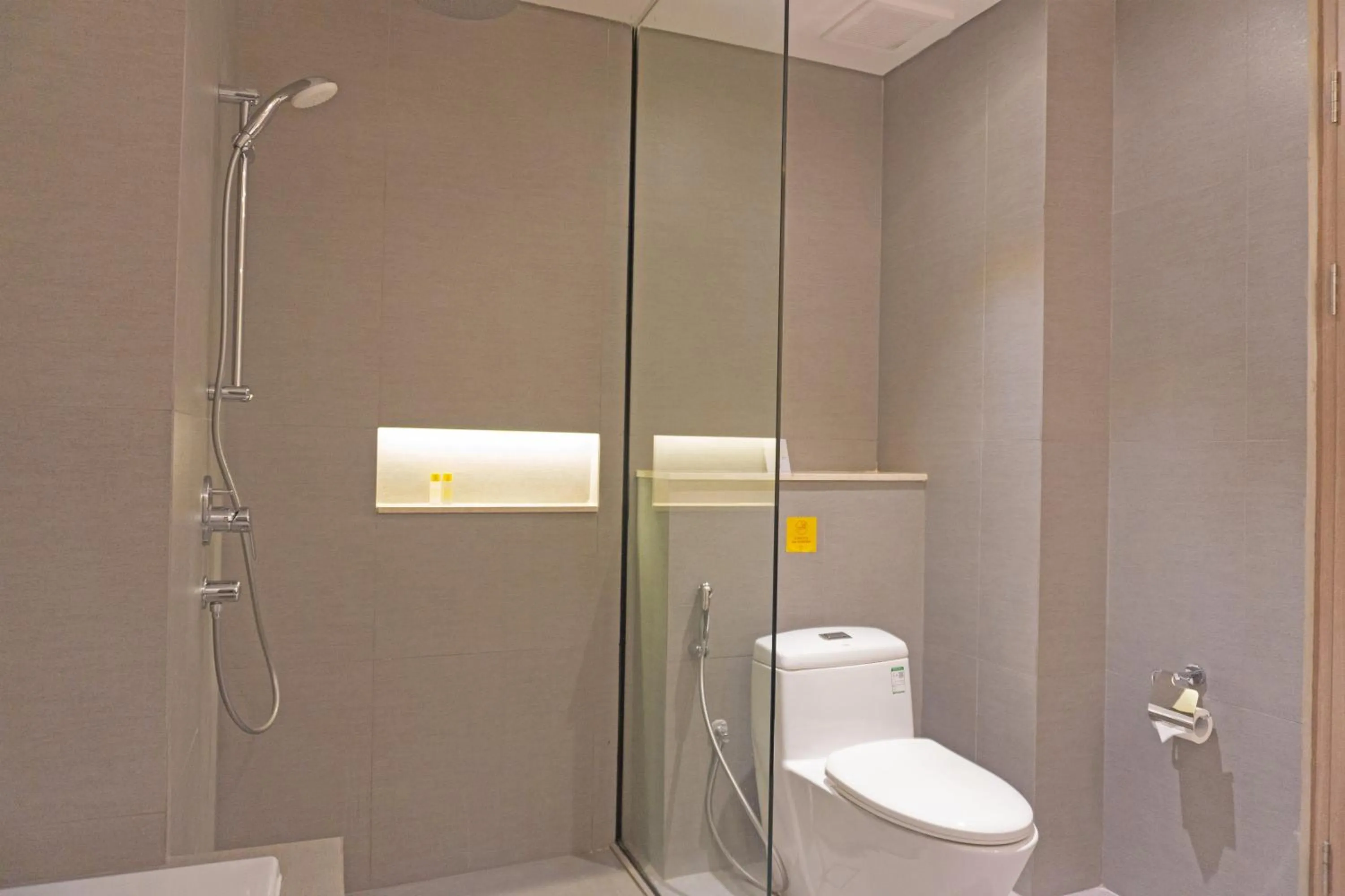 Bathroom in Golden Tulip Springhill Lampung