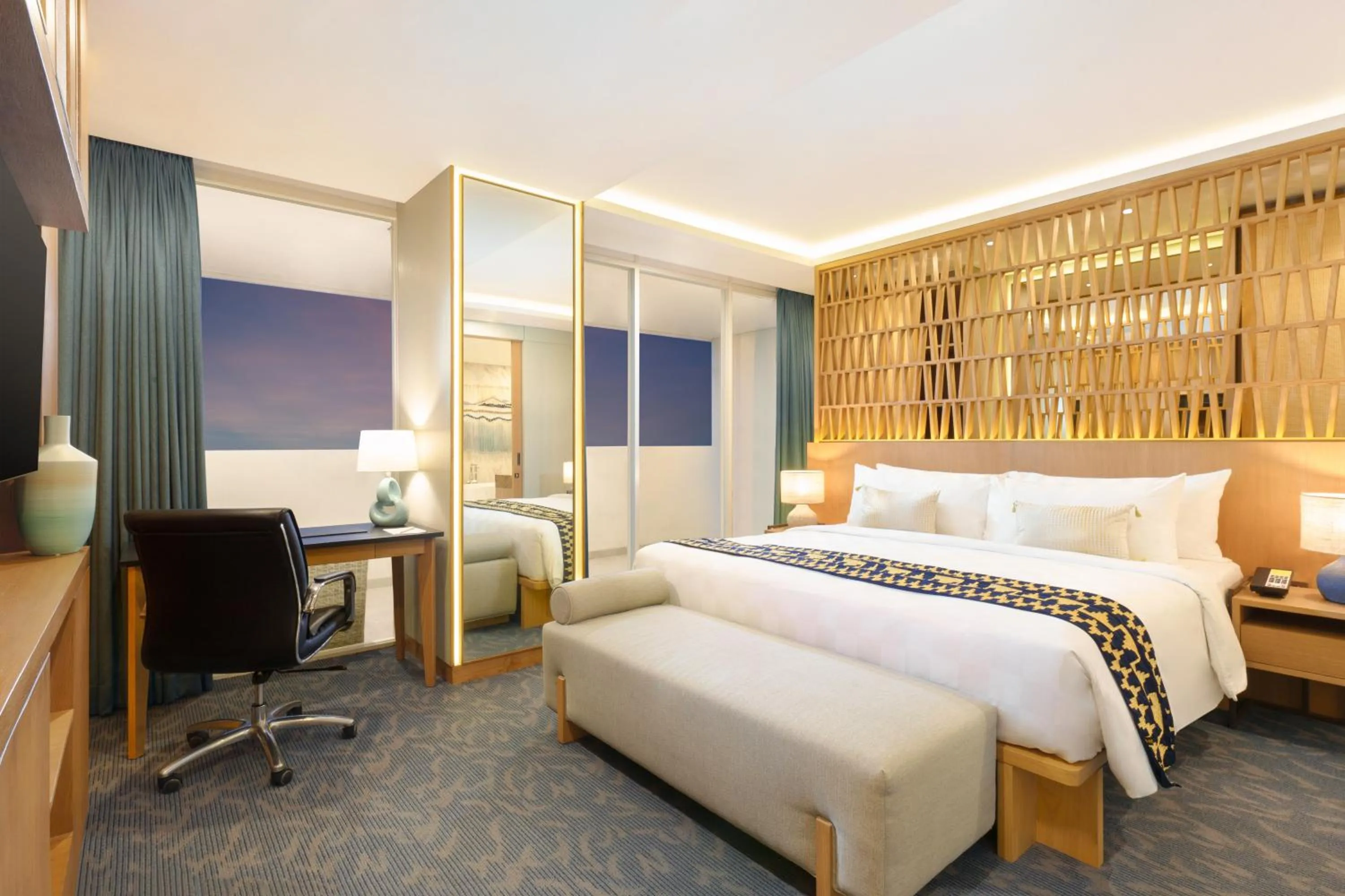 Bedroom, Bed in Golden Tulip Springhill Lampung