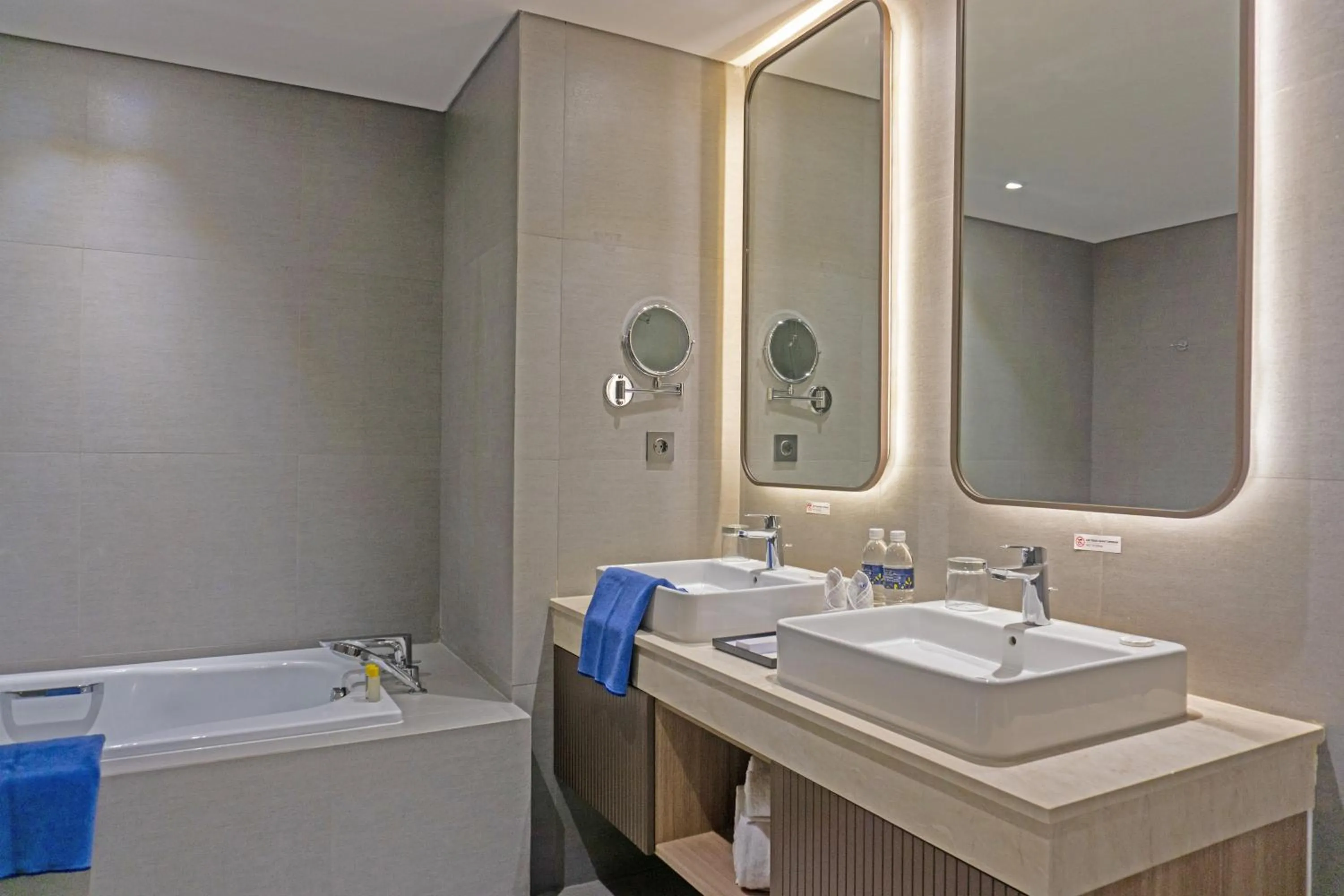Bathroom in Golden Tulip Springhill Lampung
