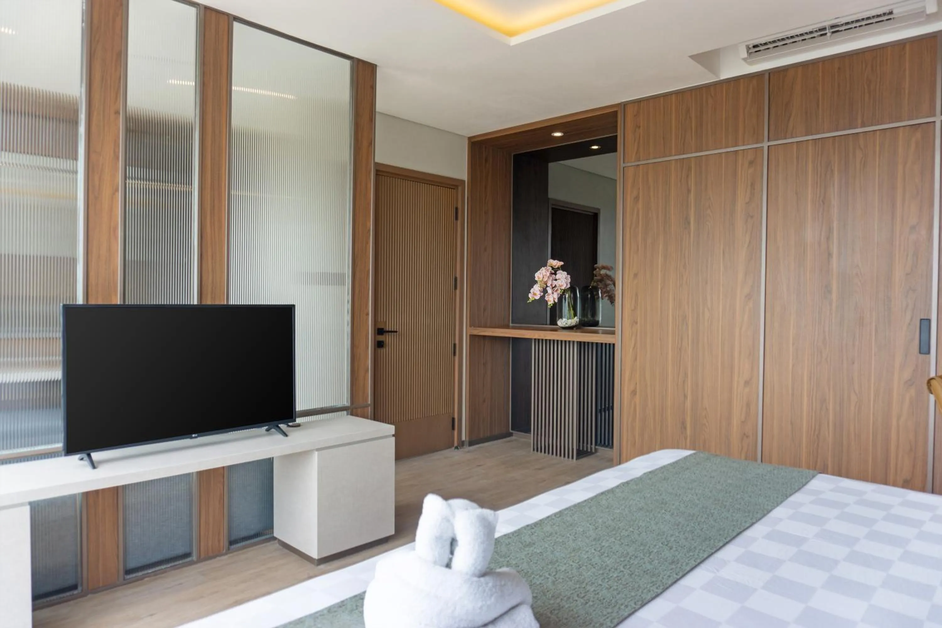 Bedroom, Bed in Golden Tulip Springhill Lampung