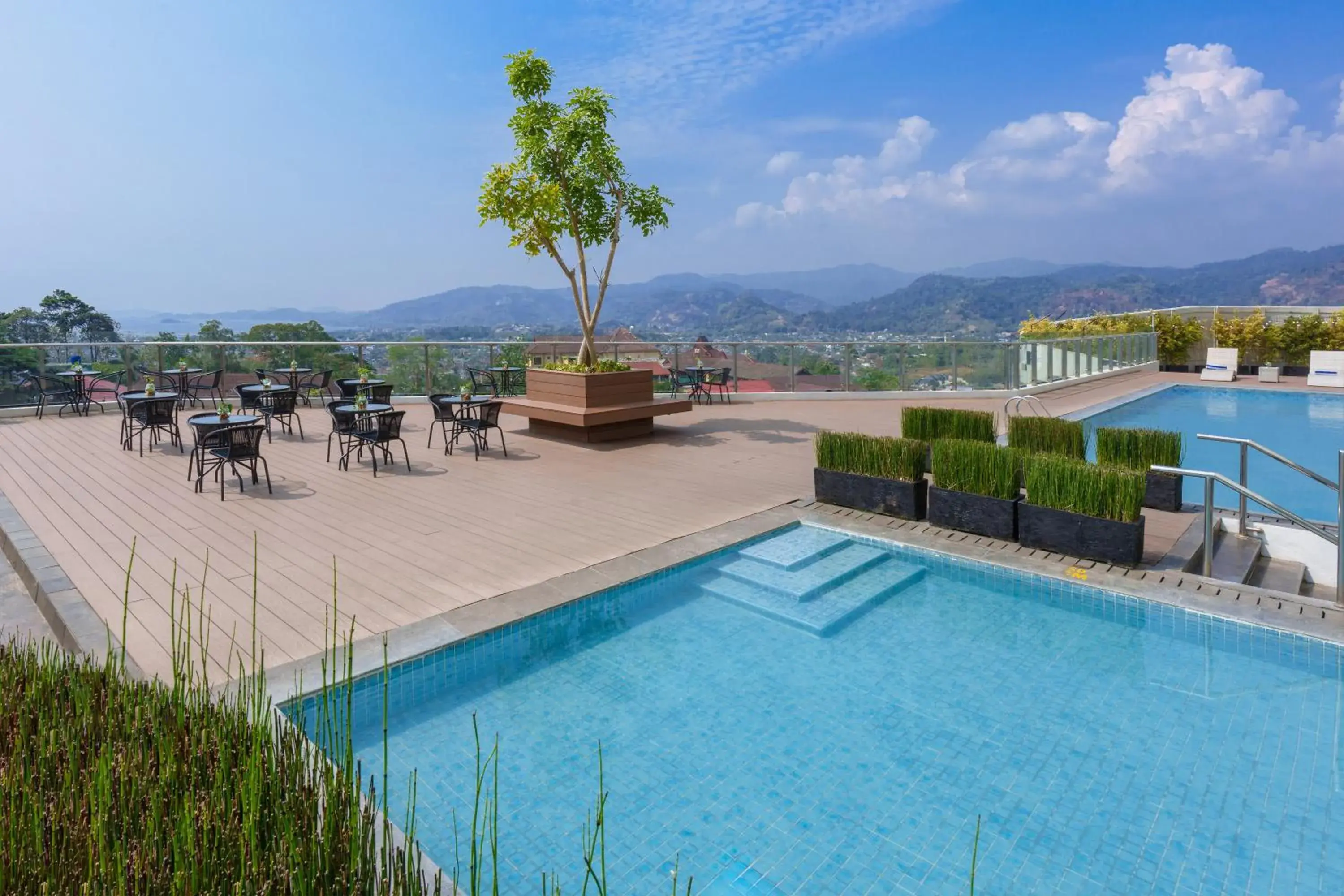 Swimming pool in Golden Tulip Springhill Lampung Swimming pool in Golden Tulip Springhill Lampung