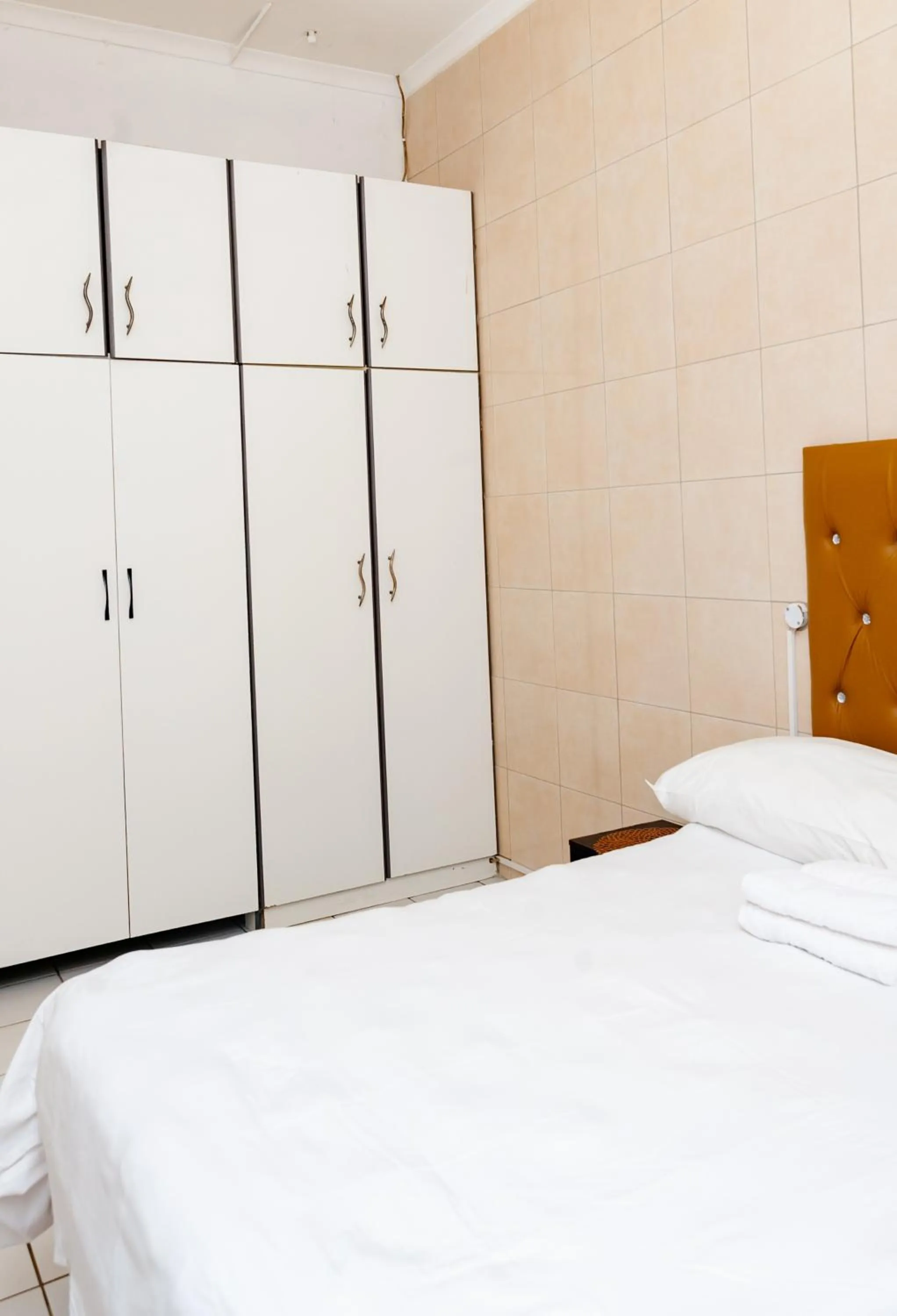 wardrobe, Bed in Nkosazana Guest House