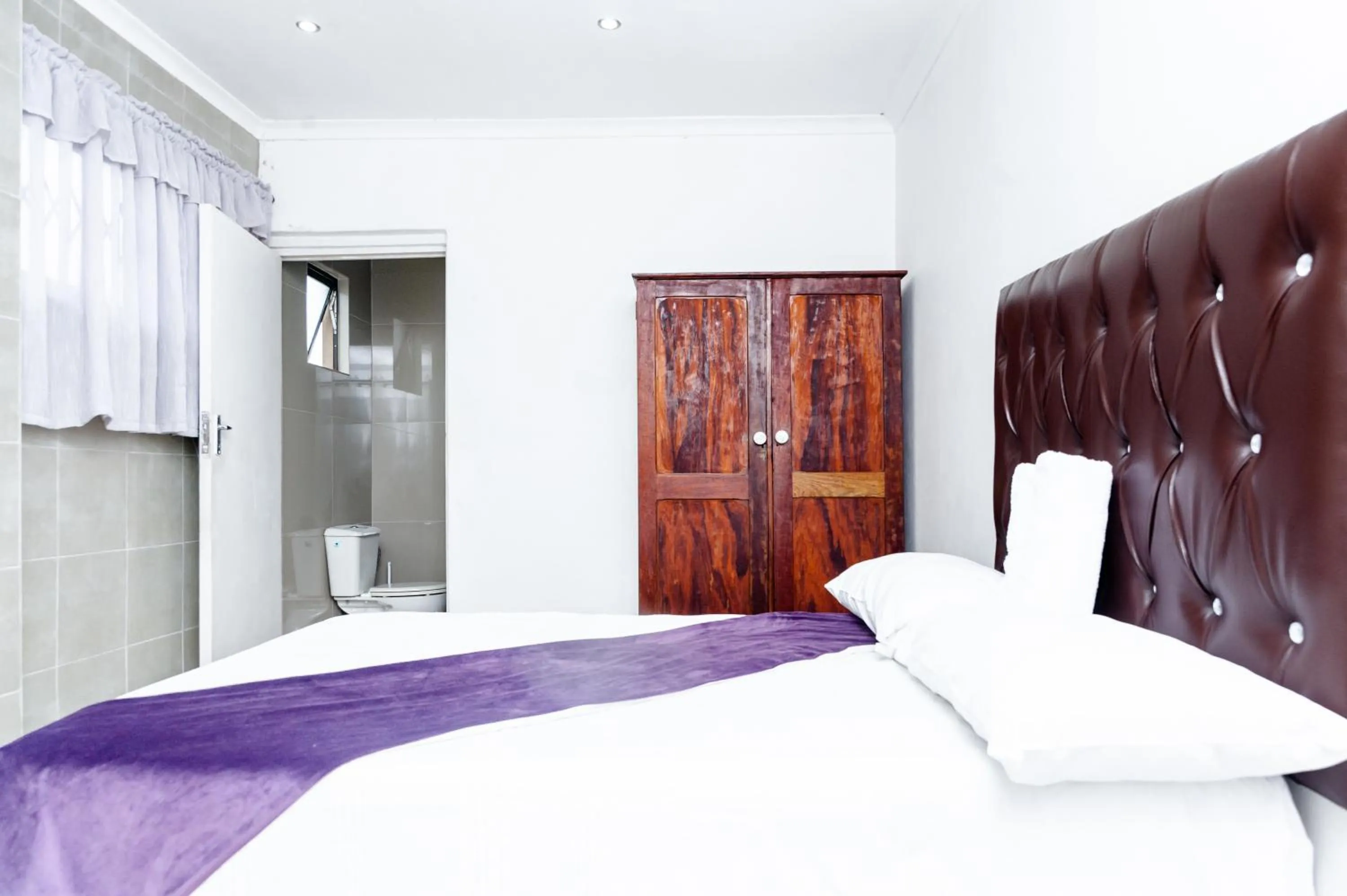 Bathroom, Bed in Nkosazana Guest House