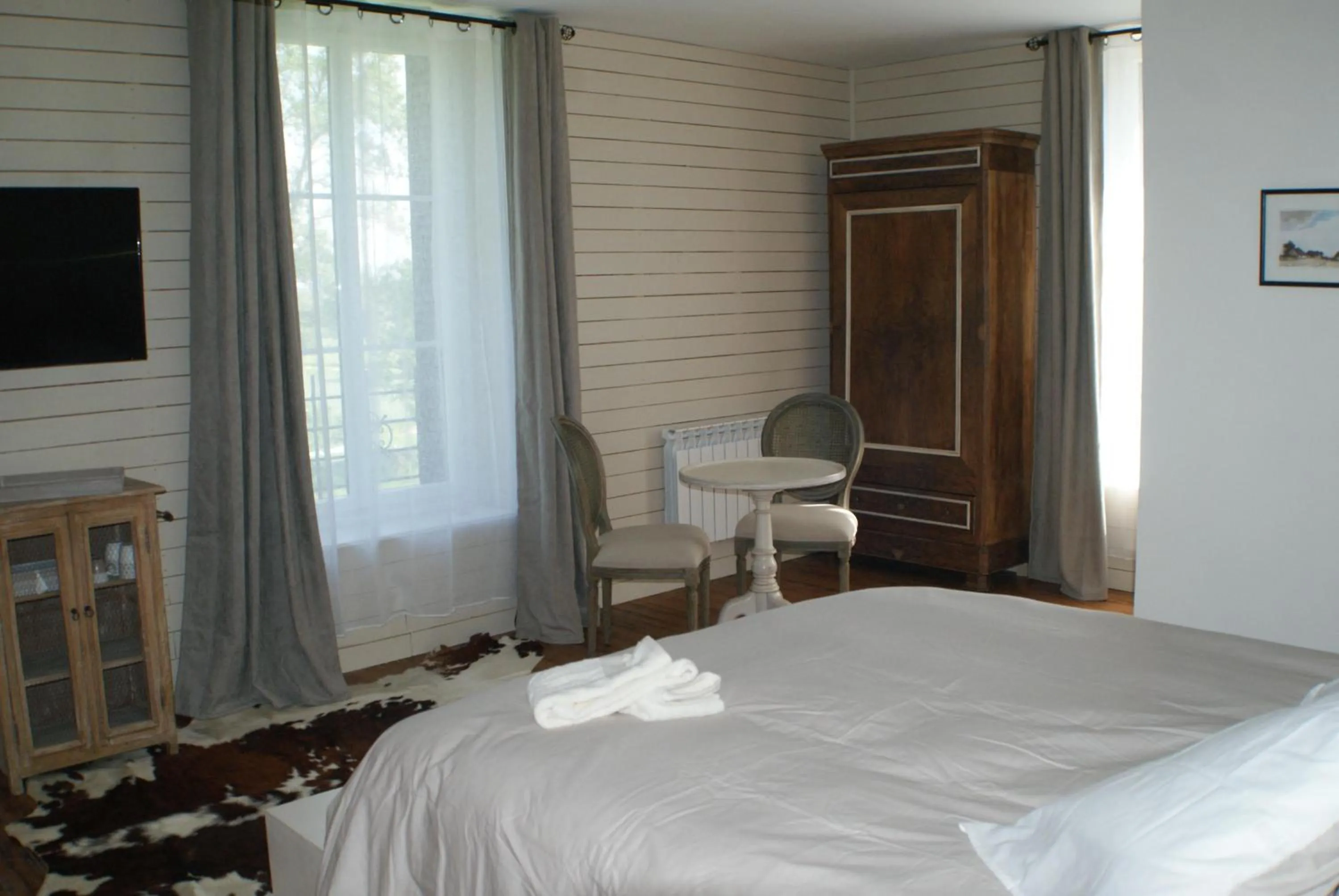 Seating area, Bed in Le Chateau de la Barre