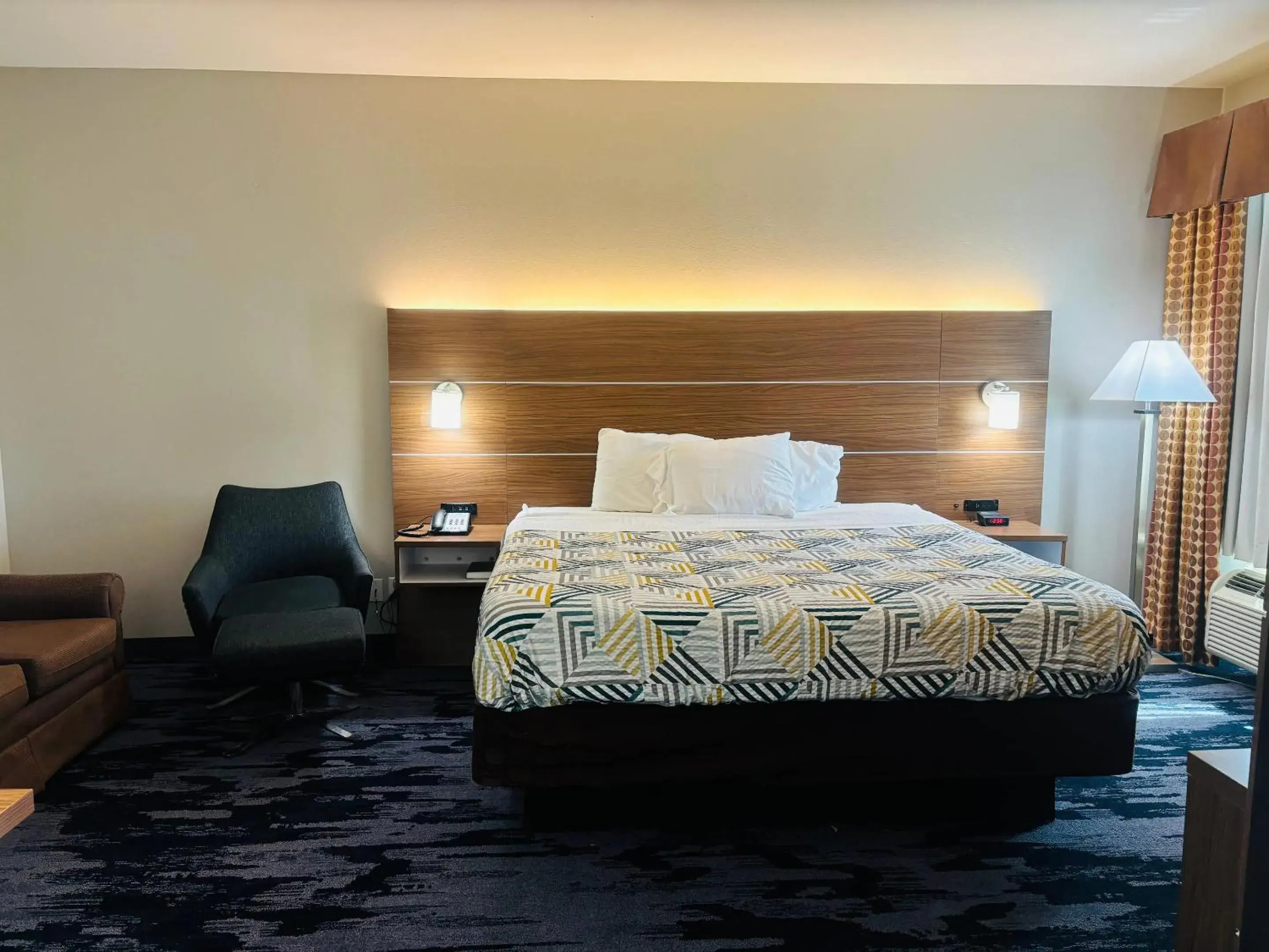 Bedroom, Bed in Rodeway Inn & Suites Bedroom, Bed in Rodeway Inn & Suites