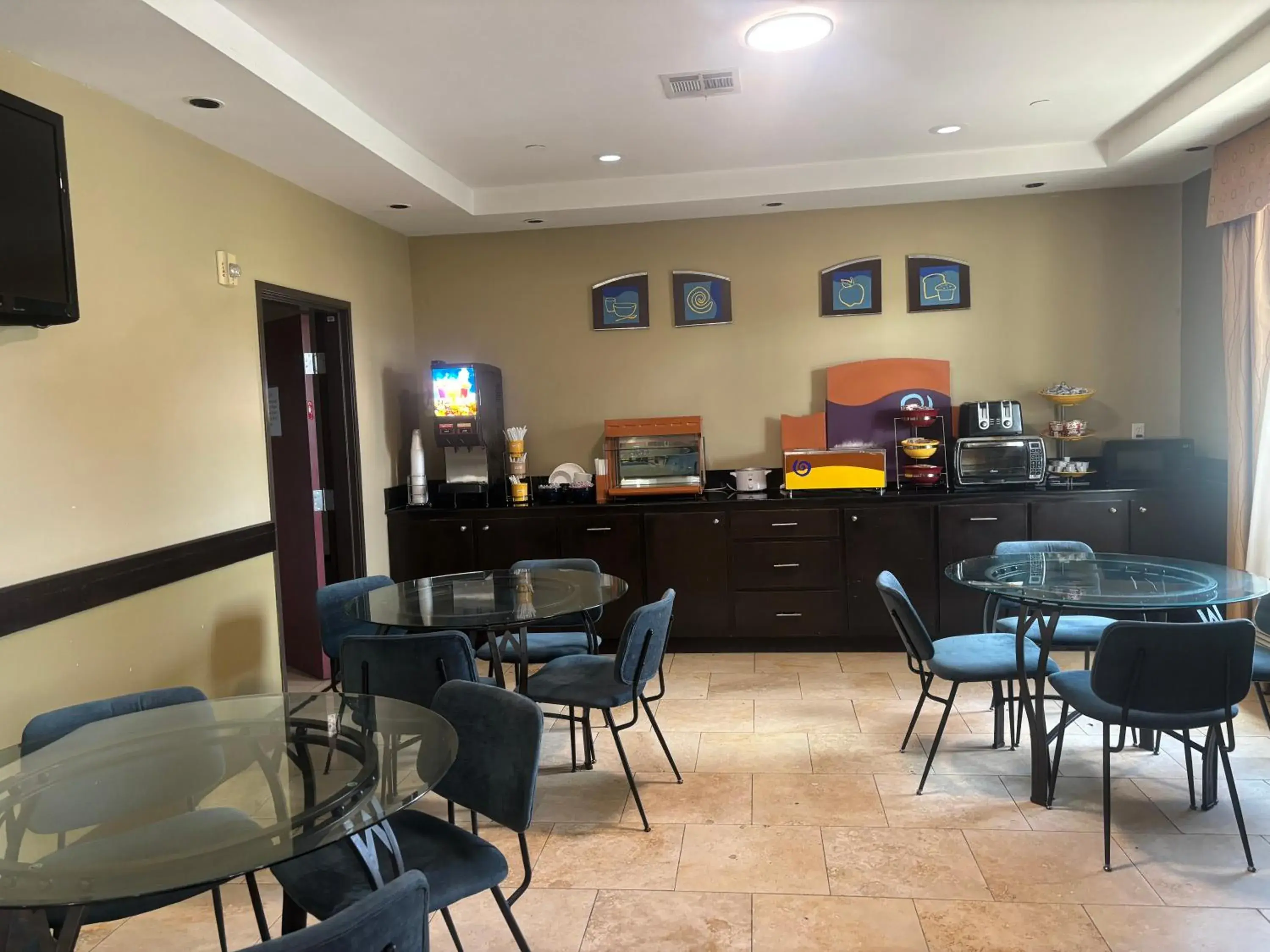 Breakfast in Rodeway Inn & Suites Breakfast in Rodeway Inn & Suites