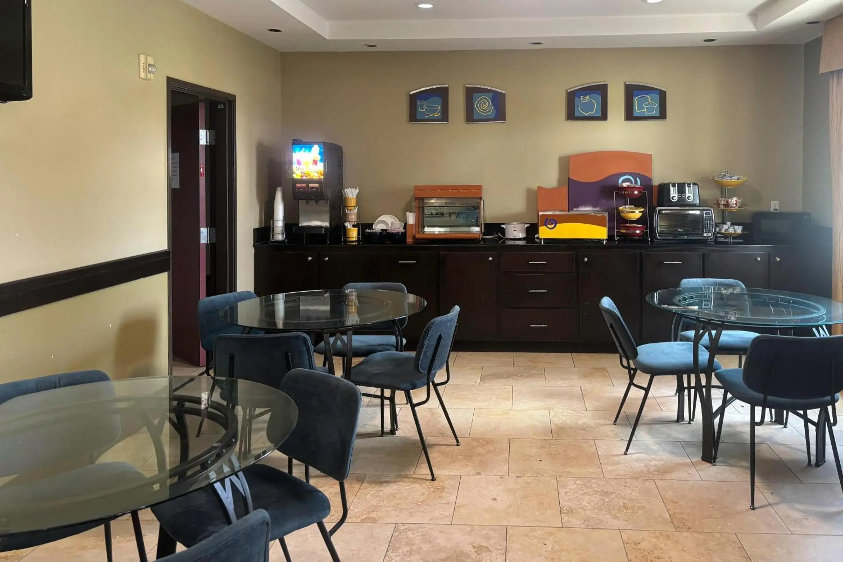 Breakfast in Rodeway Inn & Suites Breakfast in Rodeway Inn & Suites