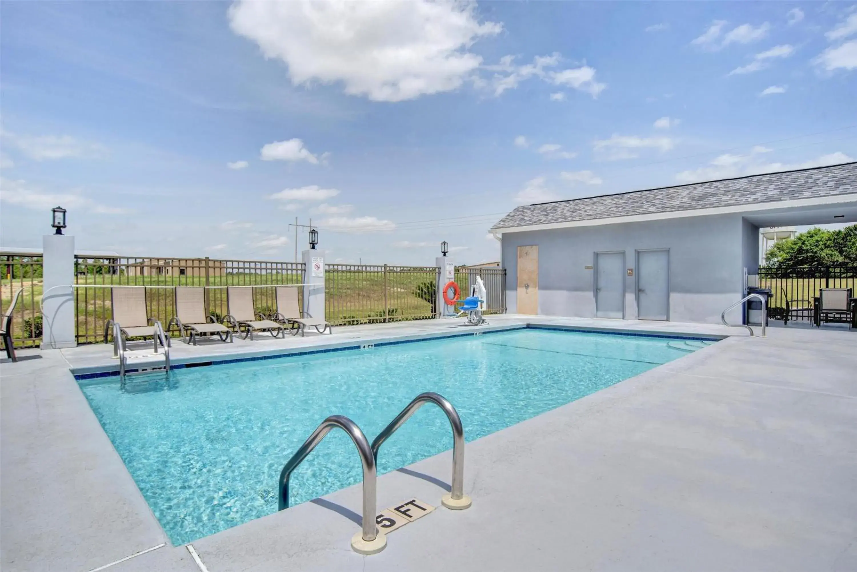 Pool view in Best Western Opp Inn Pool view in Best Western Opp Inn