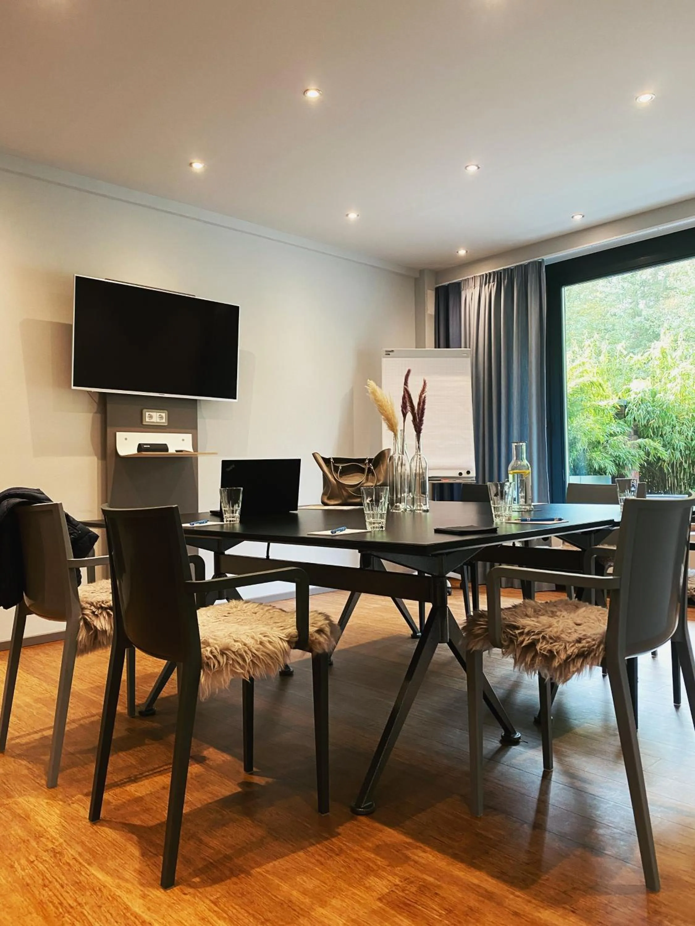 Business facilities in Just Eleven