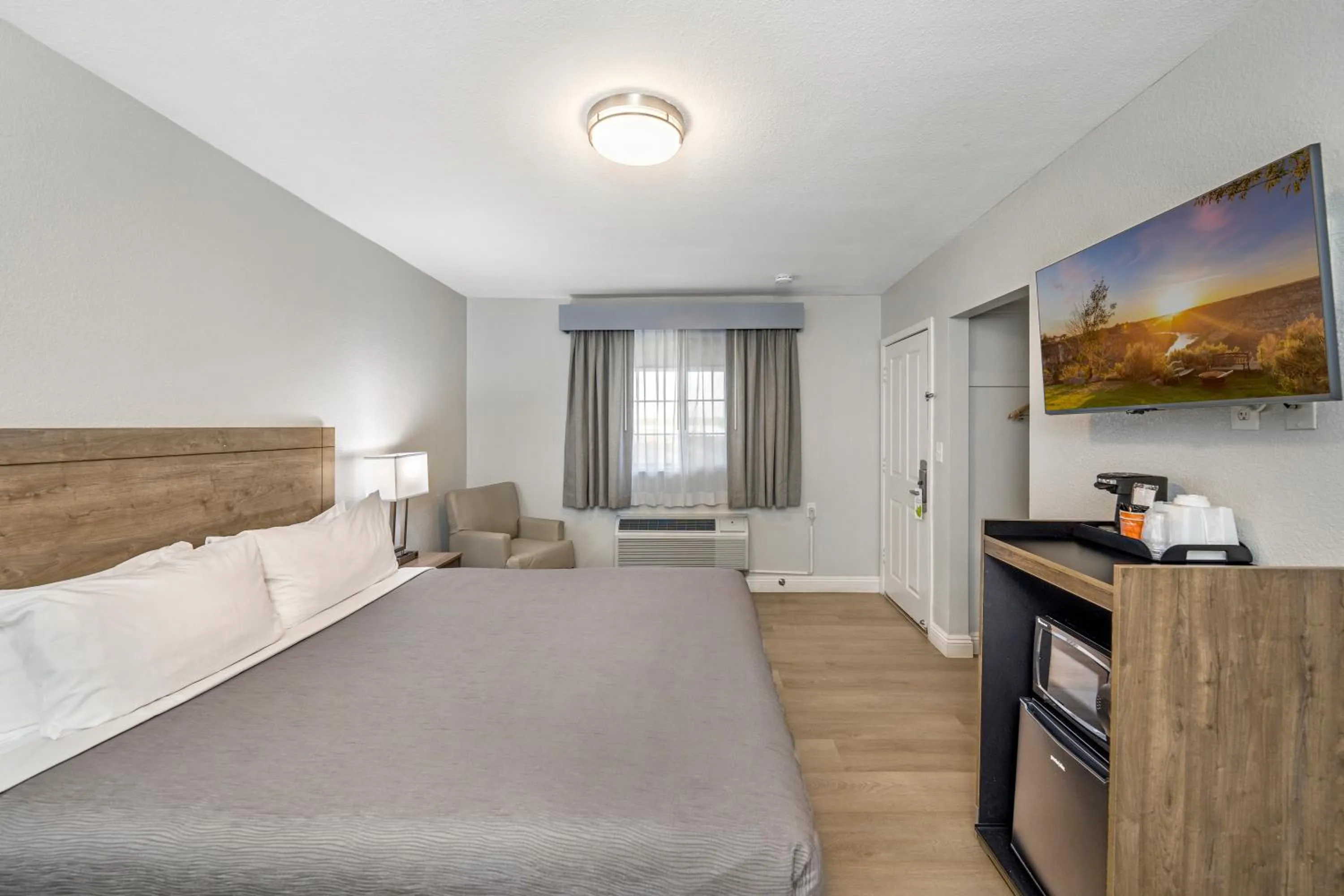 Bed in Rodeway Inn Stockton Highway 99