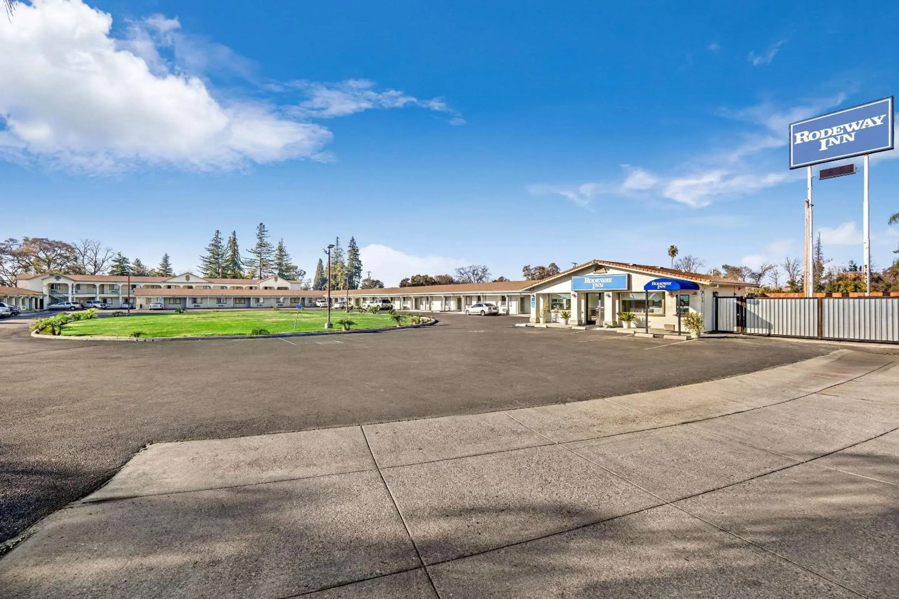 Property building in Rodeway Inn Stockton Highway 99 Property building in Rodeway Inn Stockton Highway 99