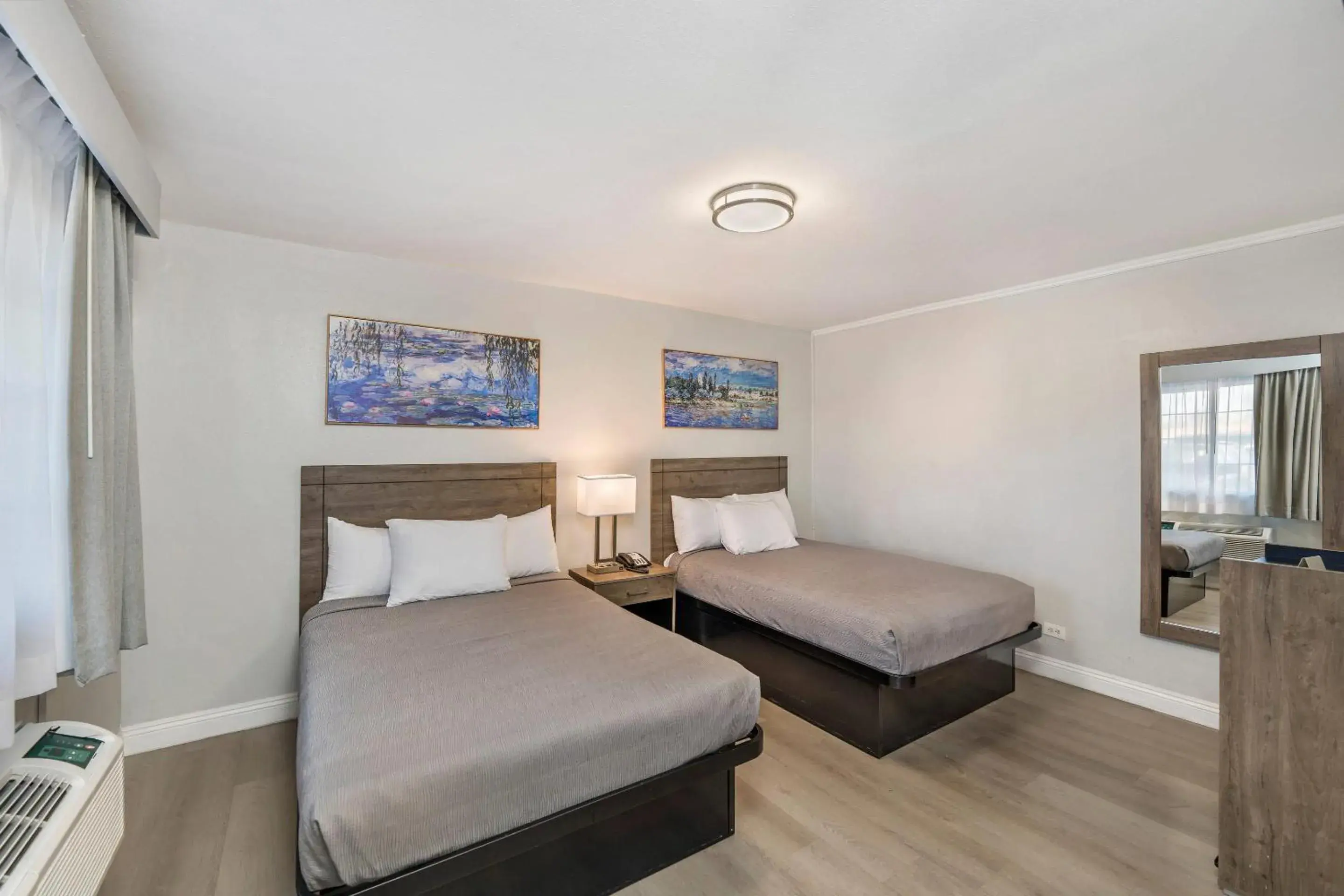 Bedroom, Bed in Rodeway Inn Stockton Highway 99 Bedroom, Bed in Rodeway Inn Stockton Highway 99