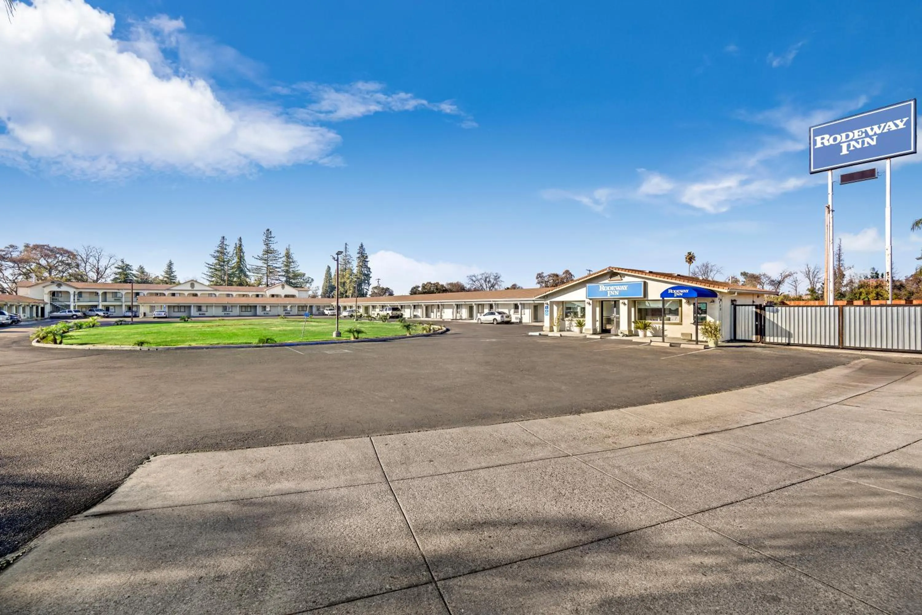 Property building in Rodeway Inn Stockton Highway 99