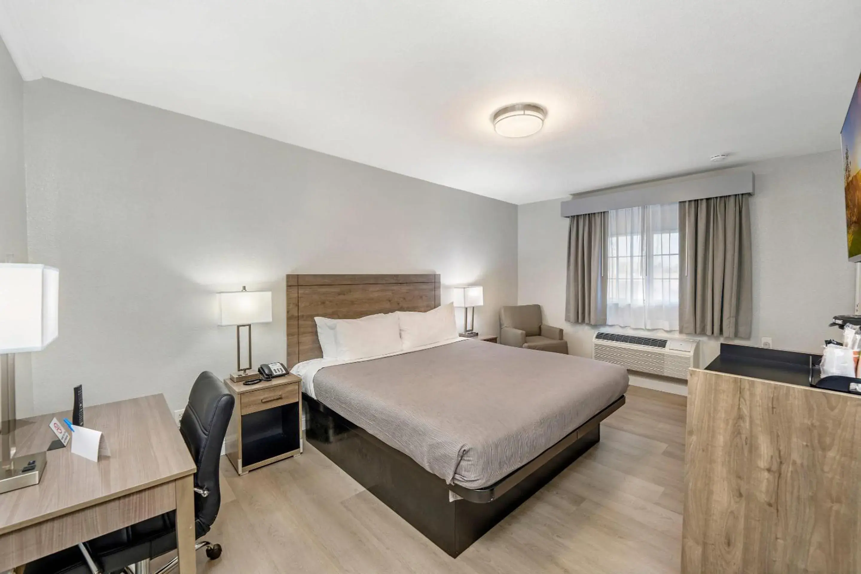 Standard King Room - Non-Smoking in Rodeway Inn Stockton Highway 99 Standard King Room - Non-Smoking in Rodeway Inn Stockton Highway 99