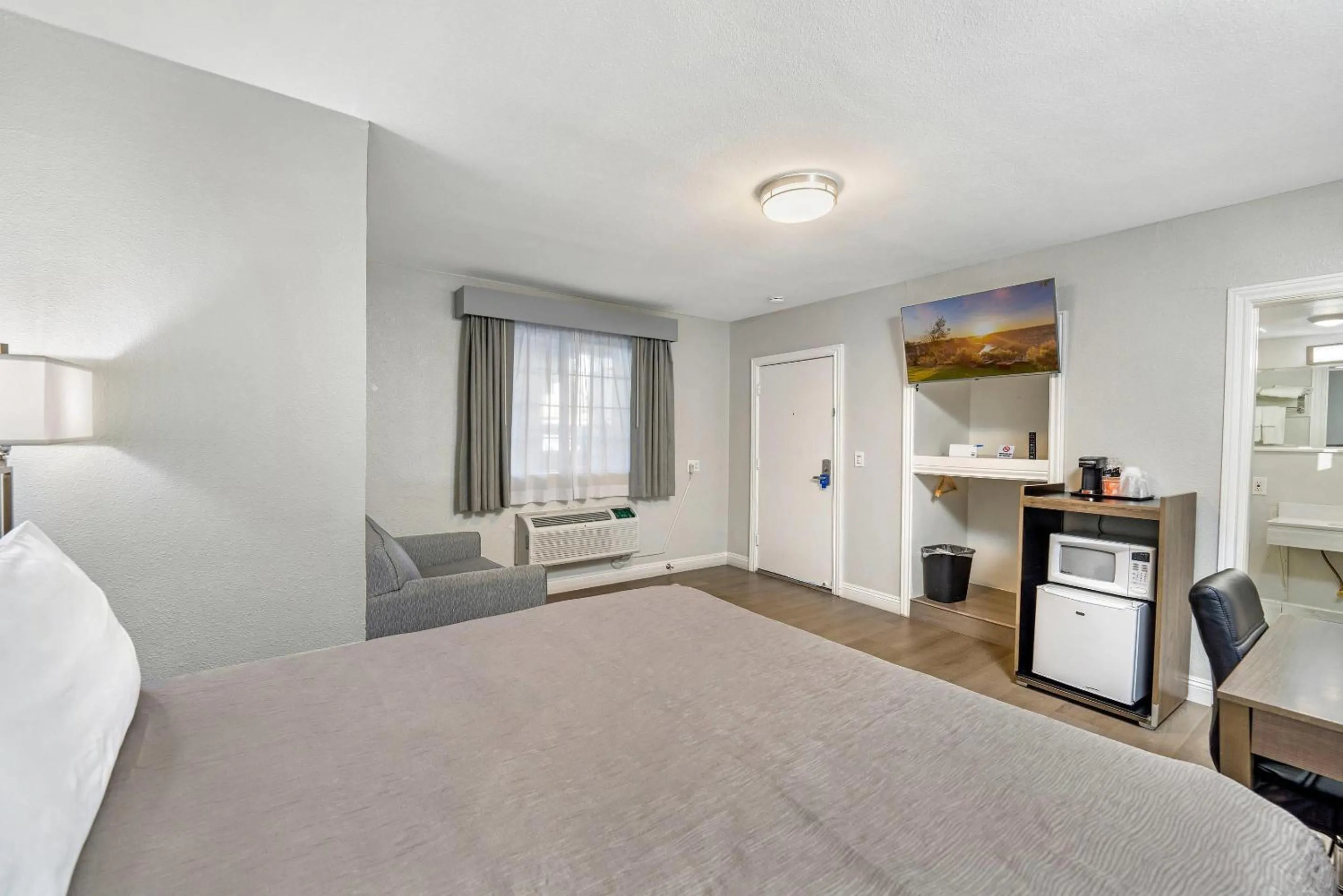 Bedroom, Bed in Rodeway Inn Stockton Highway 99