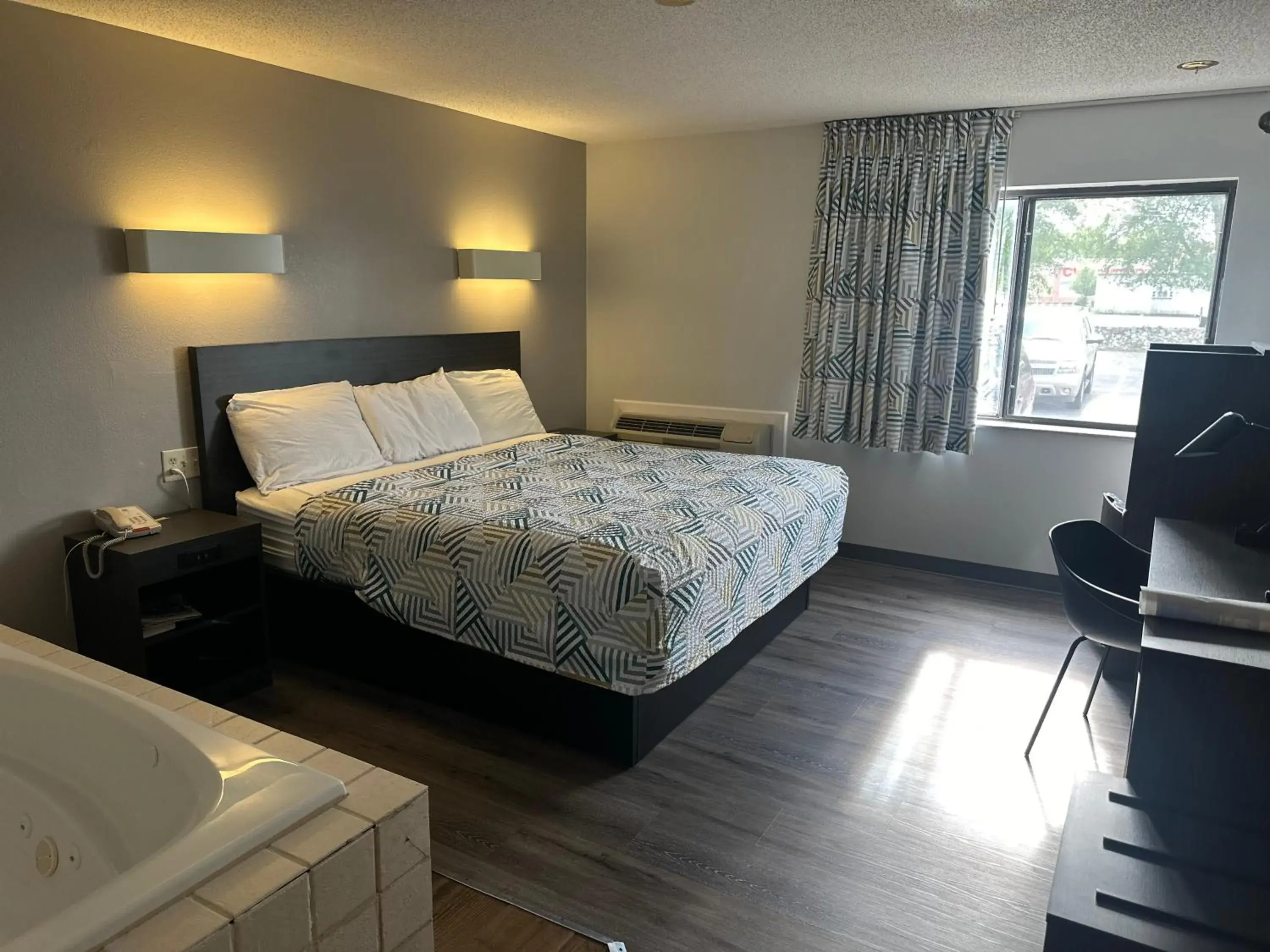 King Room with Spa Bath - single occupancy - Non-Smoking in Motel 6-Wisconsin Rapids, WI King Room with Spa Bath - single occupancy - Non-Smoking in Motel 6-Wisconsin Rapids, WI