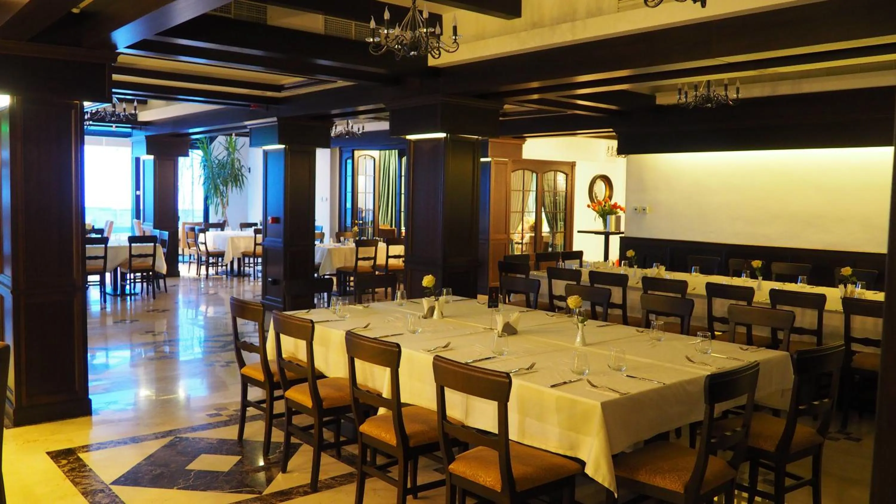 Restaurant/places to eat in Castelnor