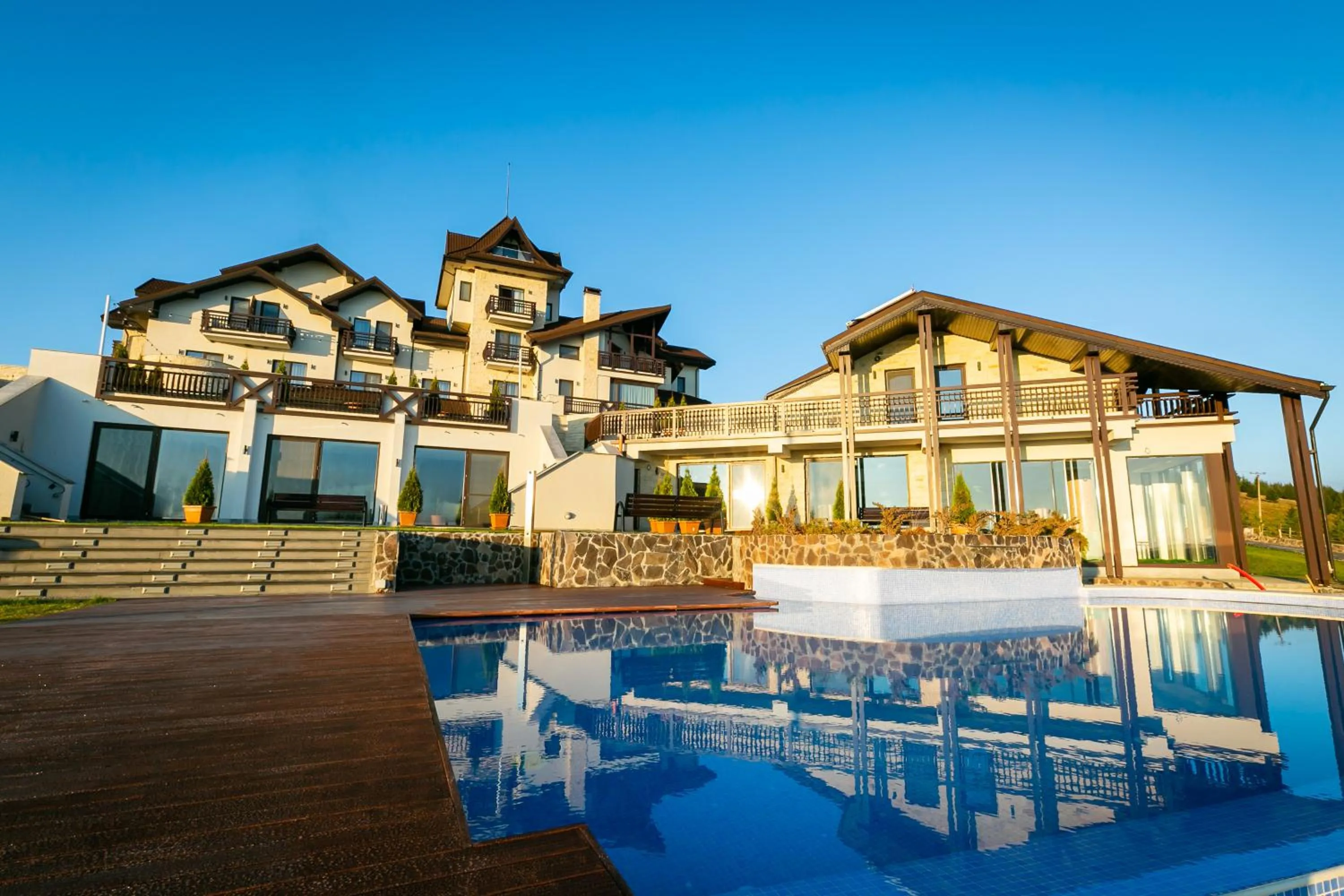 Property building in Castelnor