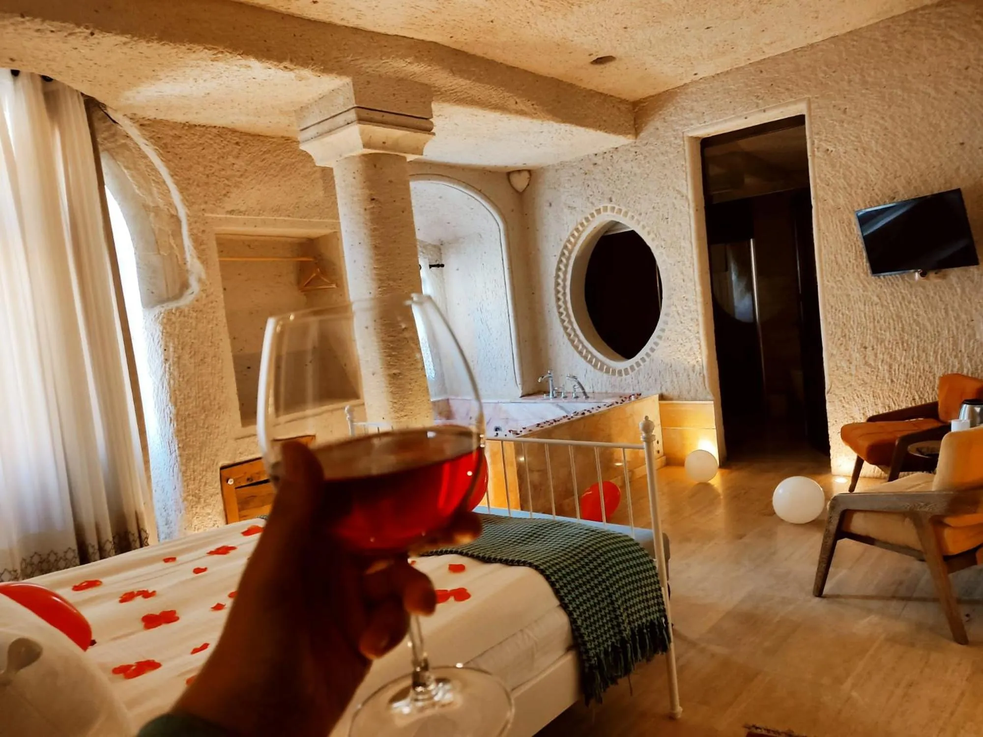 Photo of the whole room, Bed in Corner İn Cappadocia