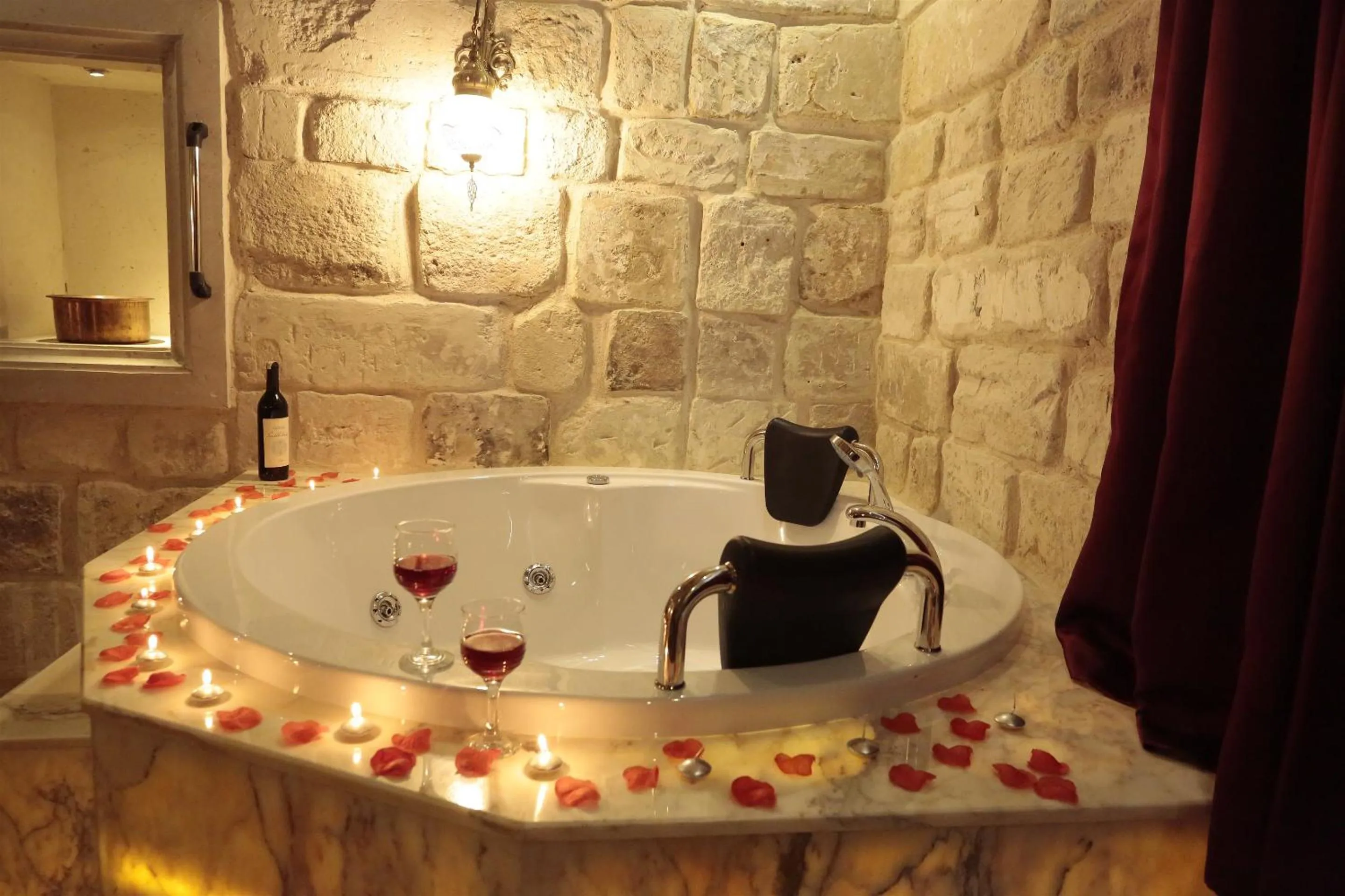 Hot Tub in Corner İn Cappadocia