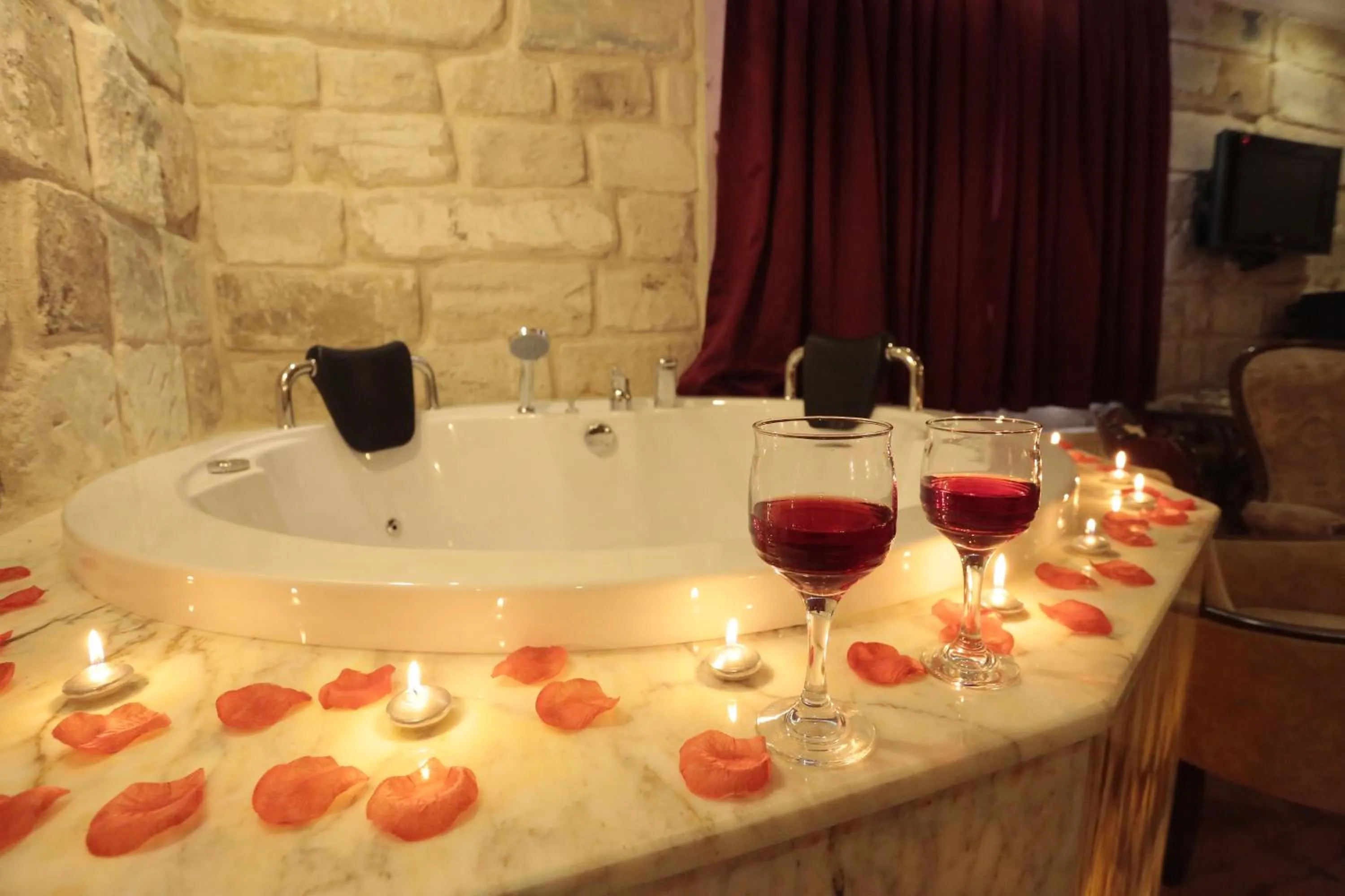 Hot Tub in Corner İn Cappadocia