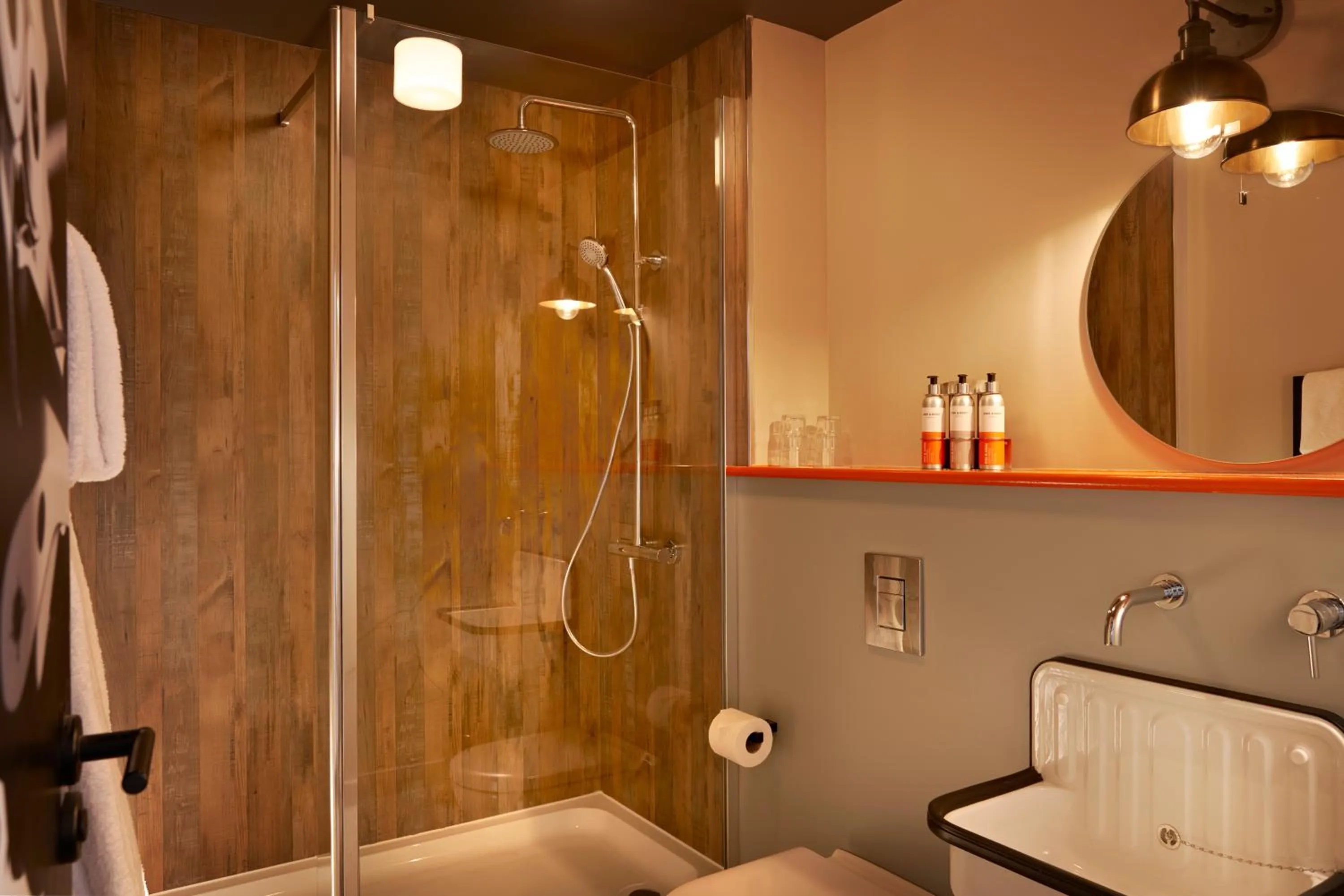 Shower in Bike & Boot Inns Scarborough - Leisure Hotels for Now