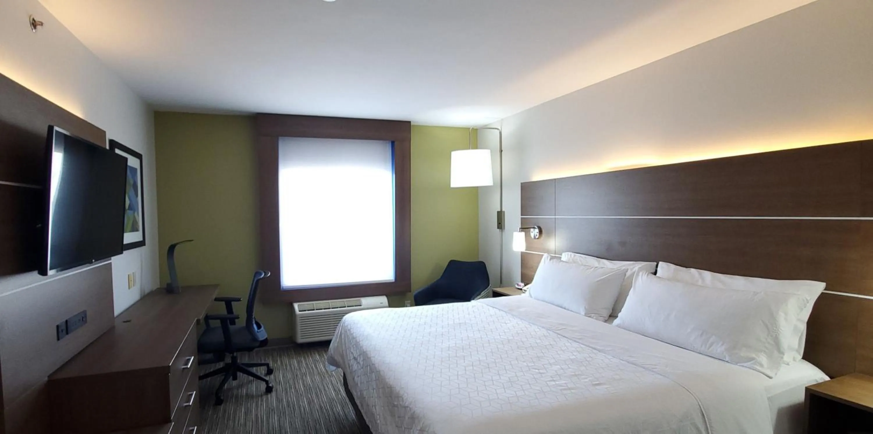 Photo of the whole room, Bed in Holiday Inn Express & Suites-Regina-South by IHG