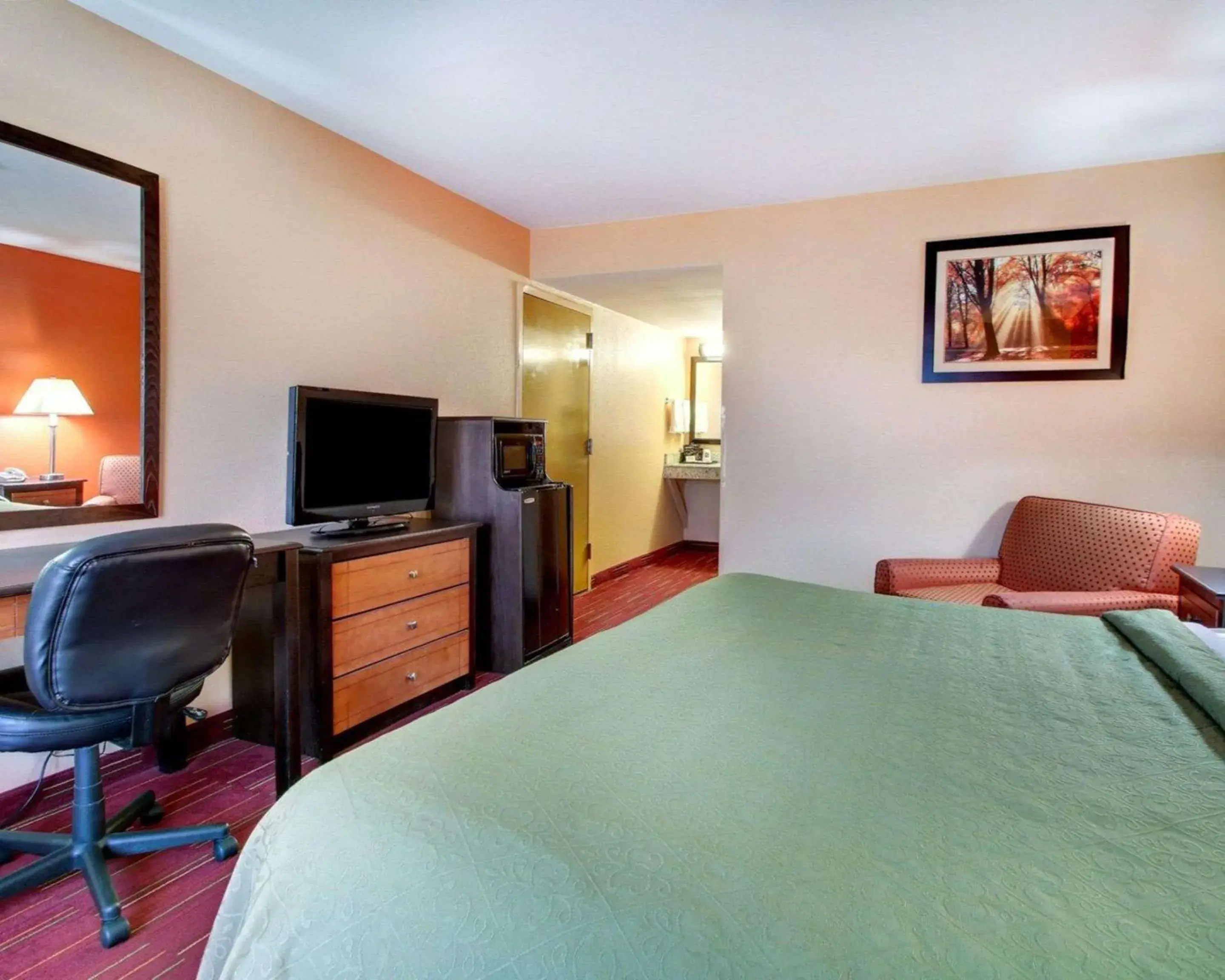 Photo of the whole room, Bed in Quality Inn Photo of the whole room, Bed in Quality Inn