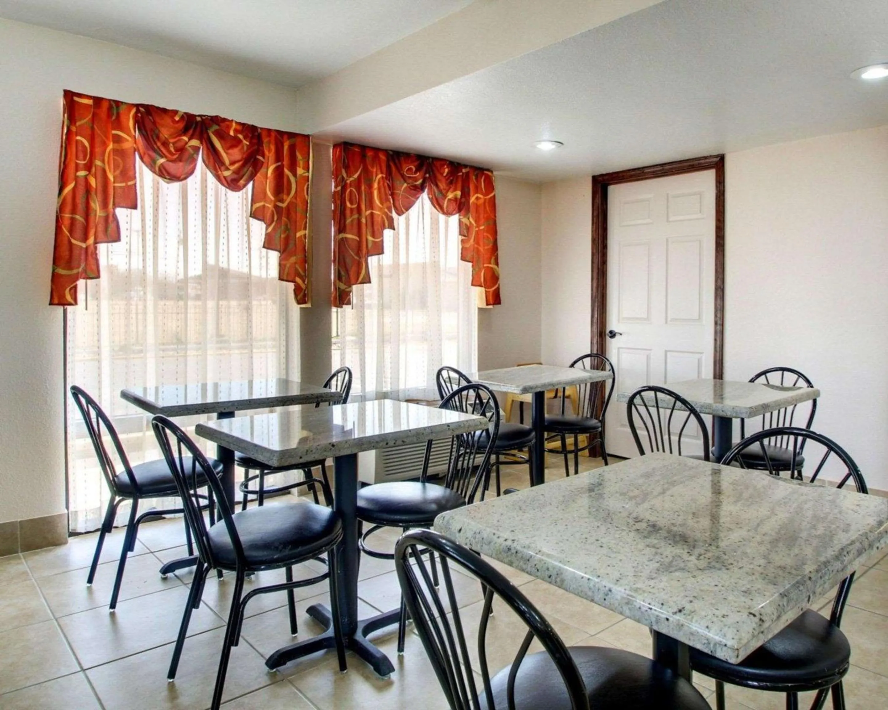 Restaurant/places to eat in Quality Inn