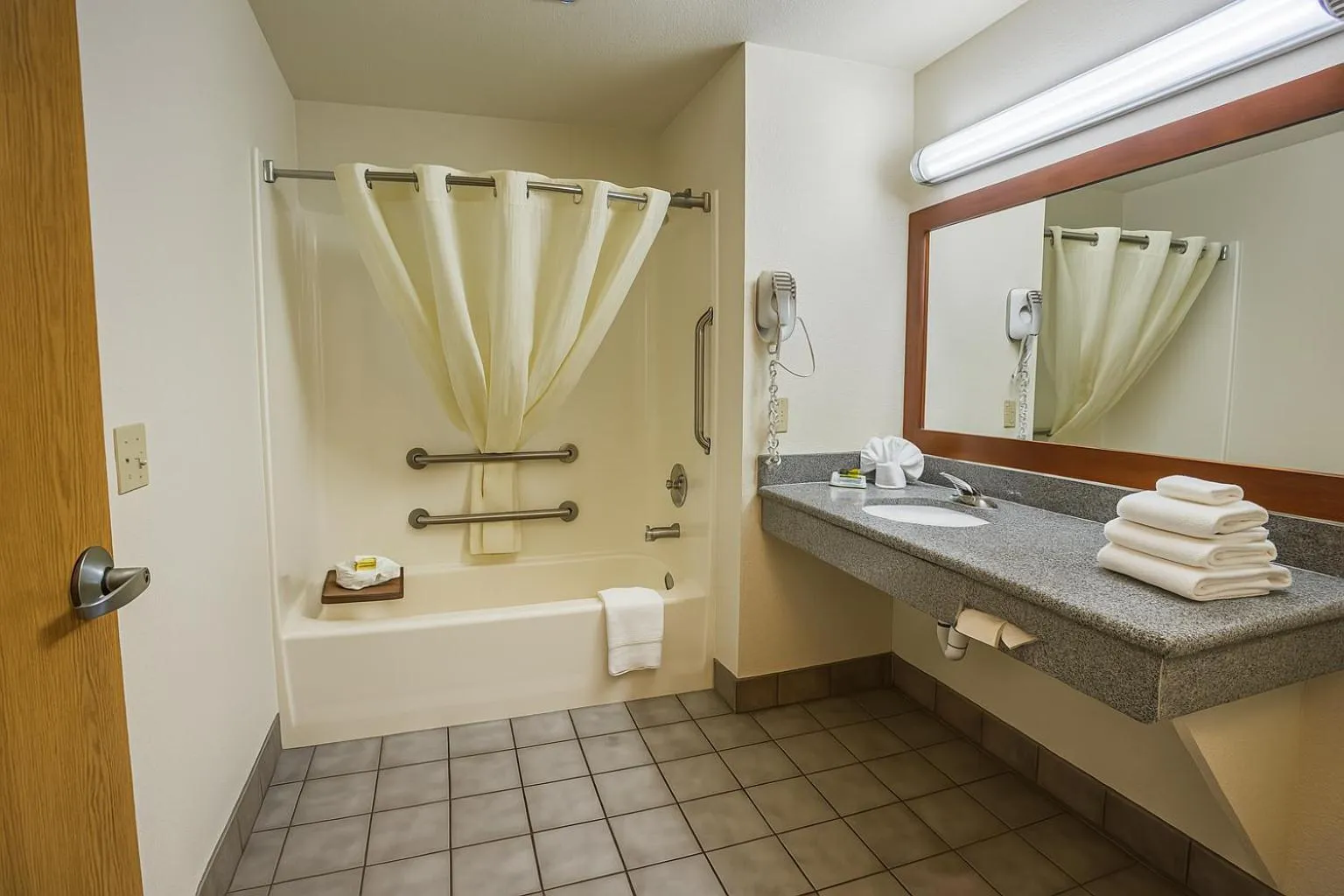 Bathroom in Creekside Inn & Suites