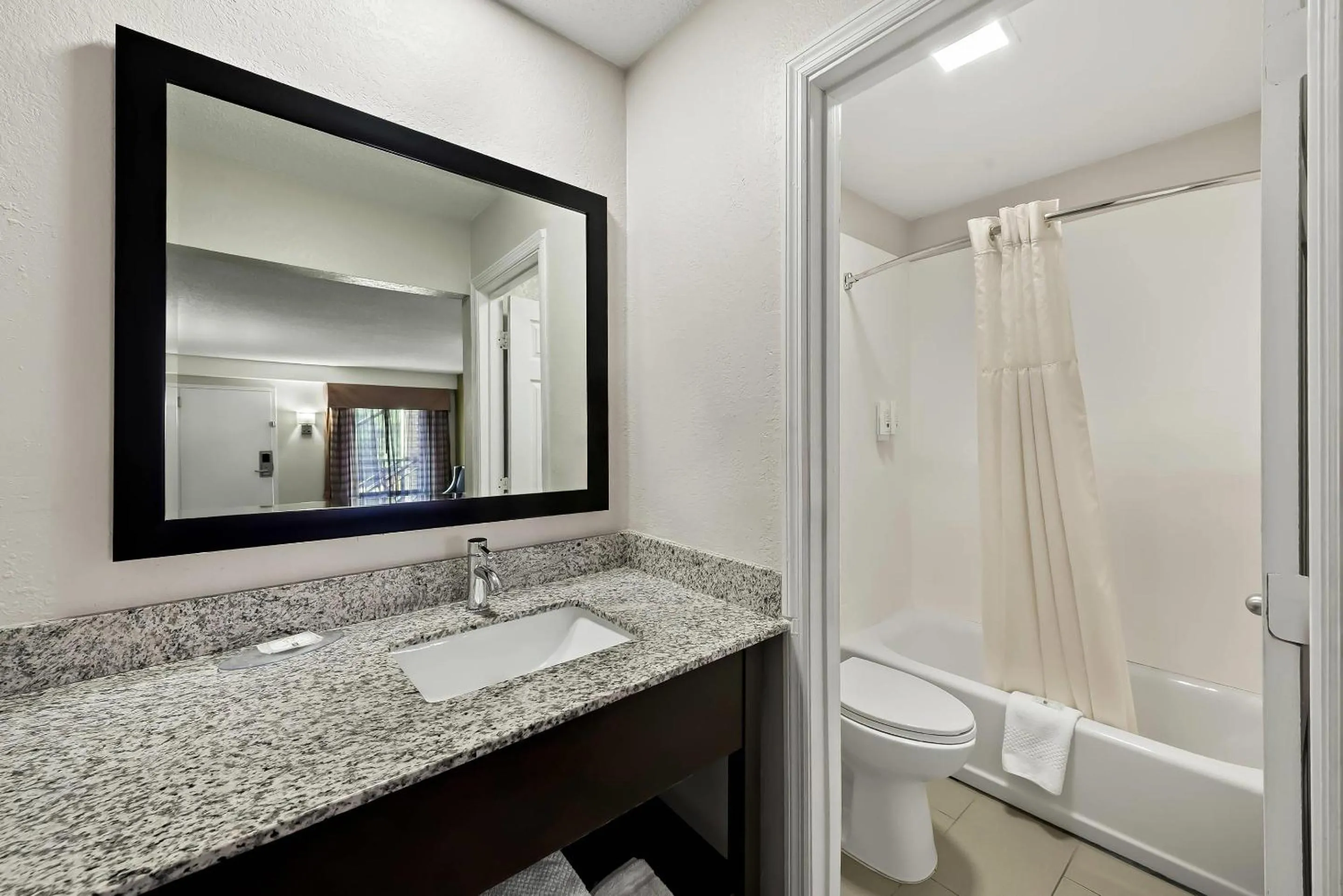 Bedroom in Quality Inn Raeford