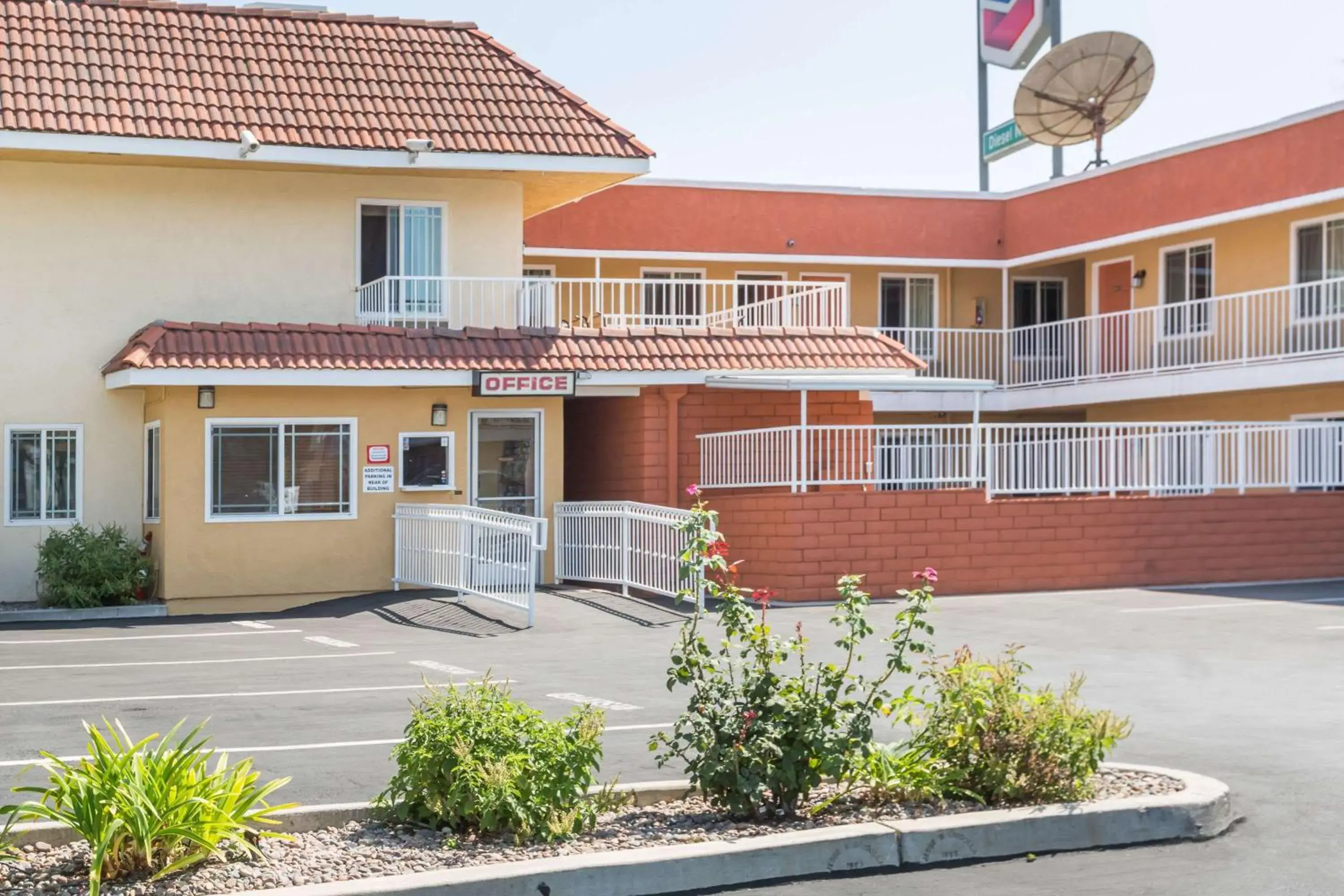 Property building in Super 8 by Wyndham Azusa Property building in Super 8 by Wyndham Azusa