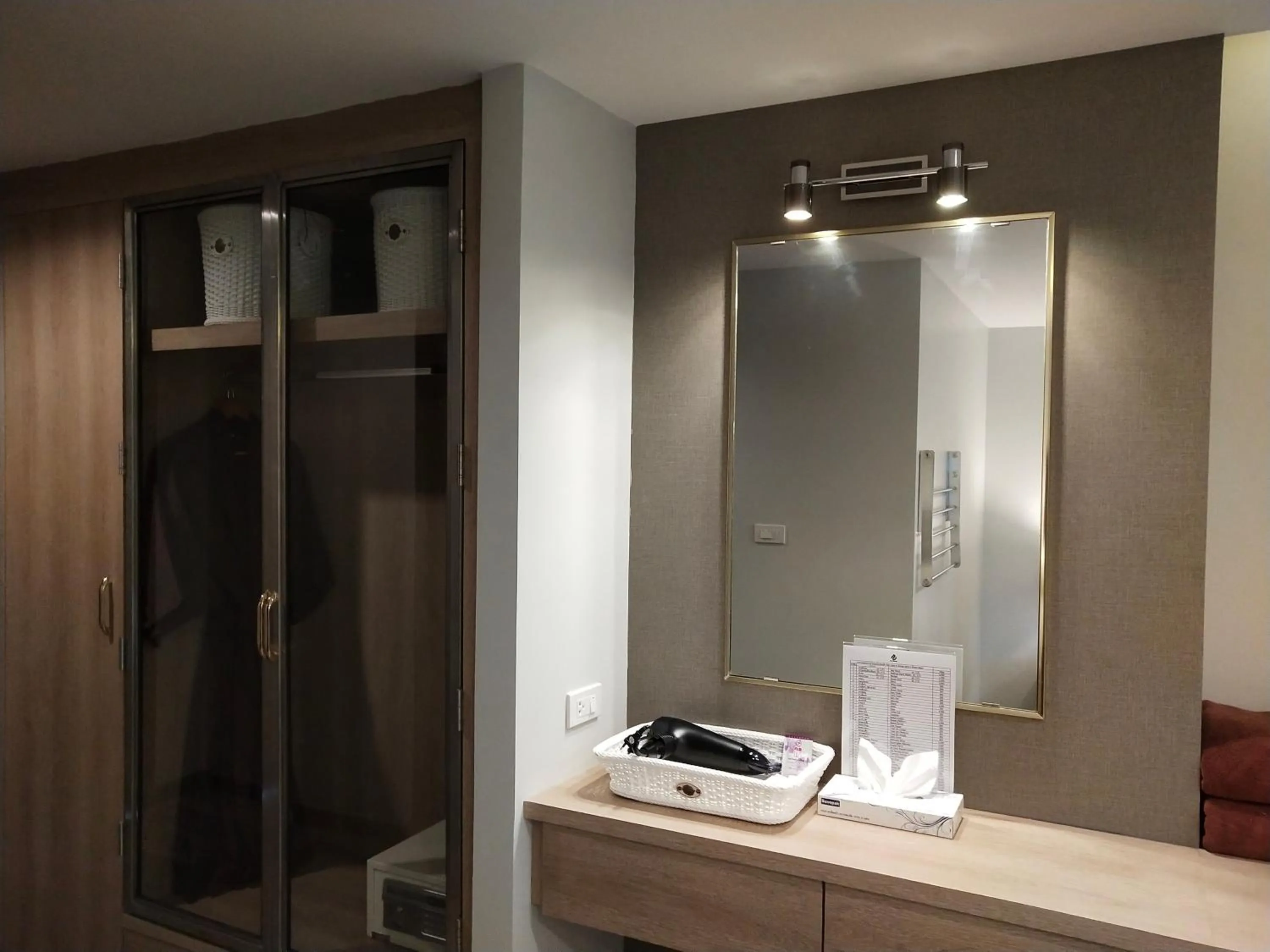 Photo of the whole room in Hotel De Sripoom