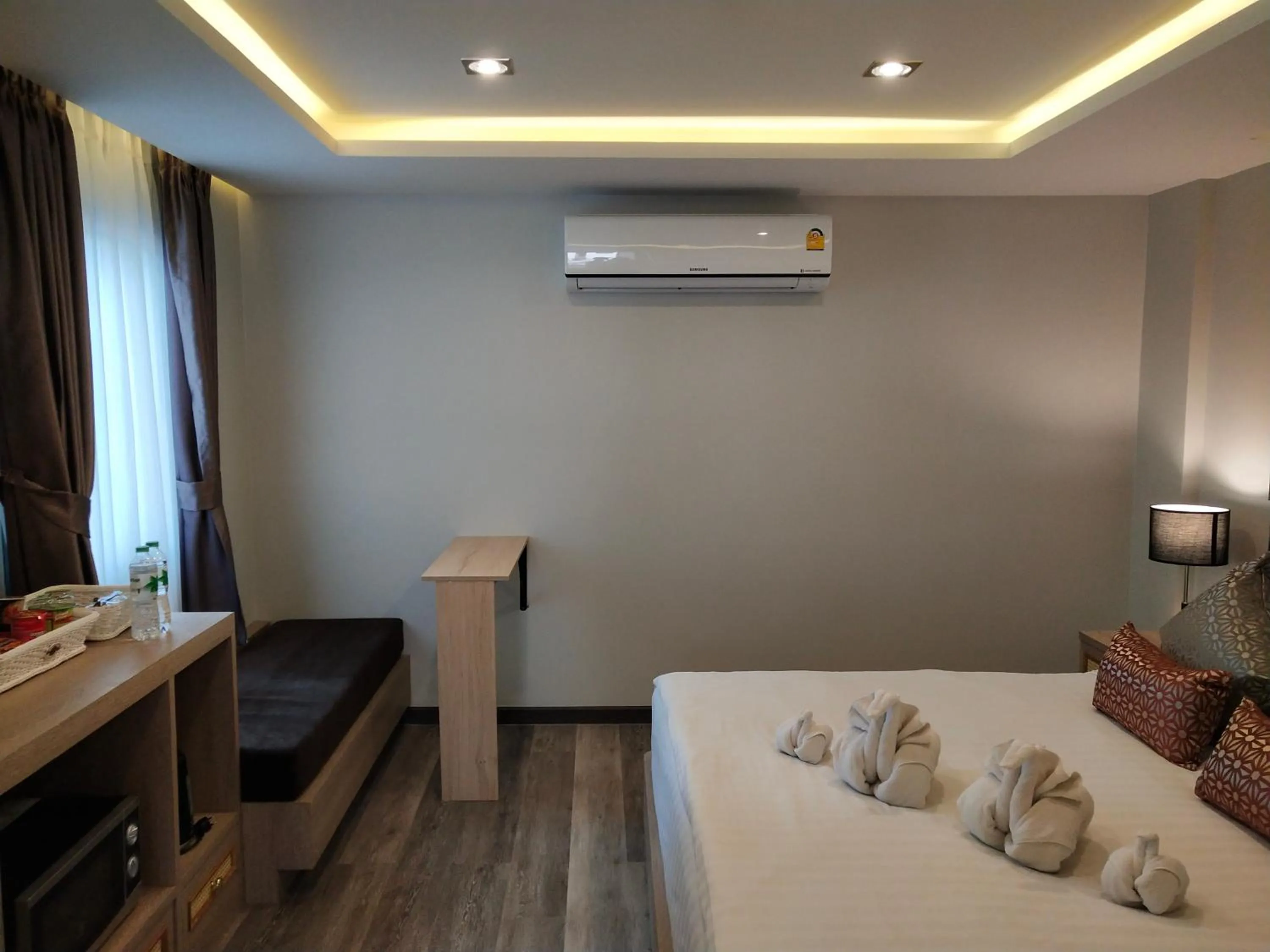 Seating area, Bed in Hotel De Sripoom