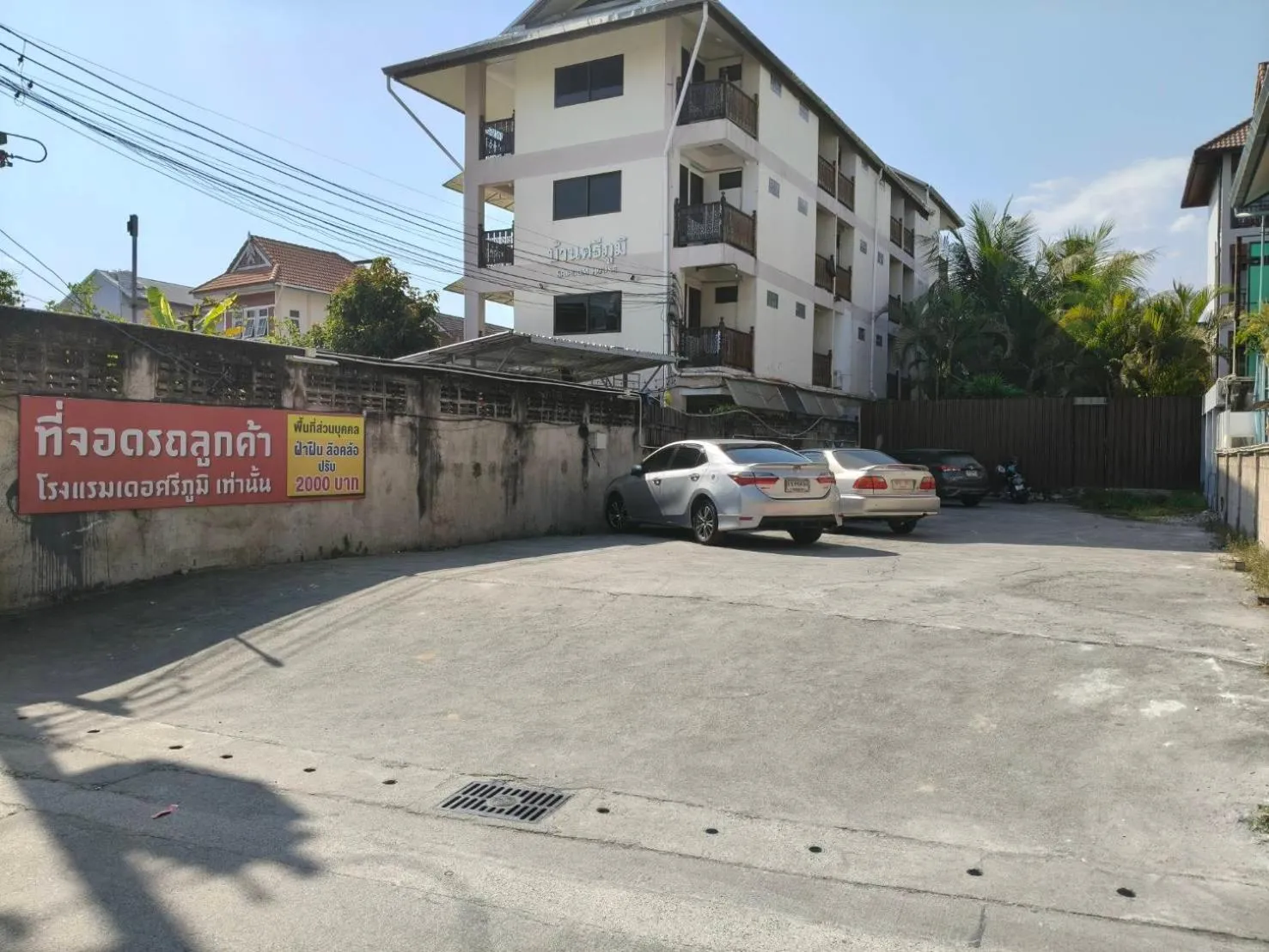 Parking in Hotel De Sripoom