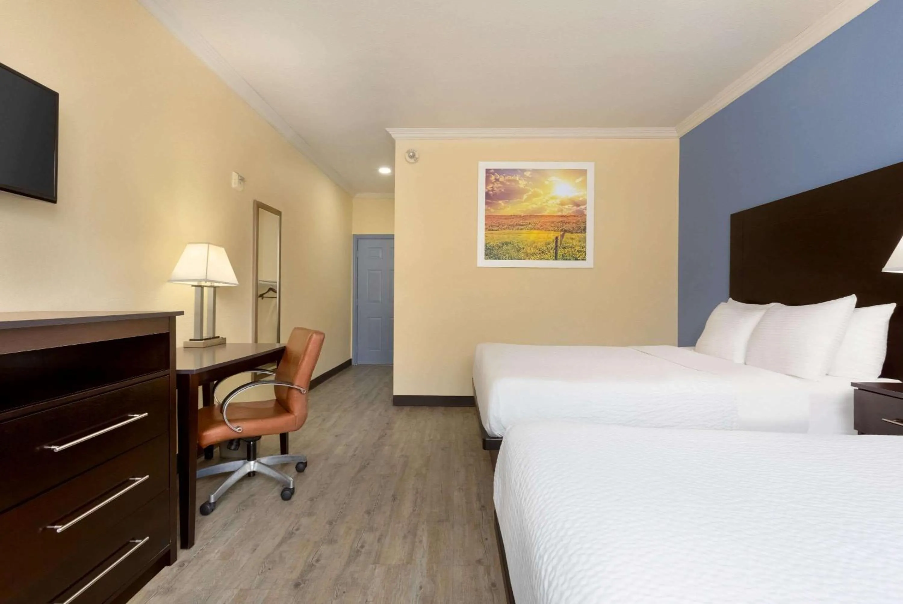 Photo of the whole room, Bed in Days Inn & Suites by Wyndham DFW Airport South-Euless