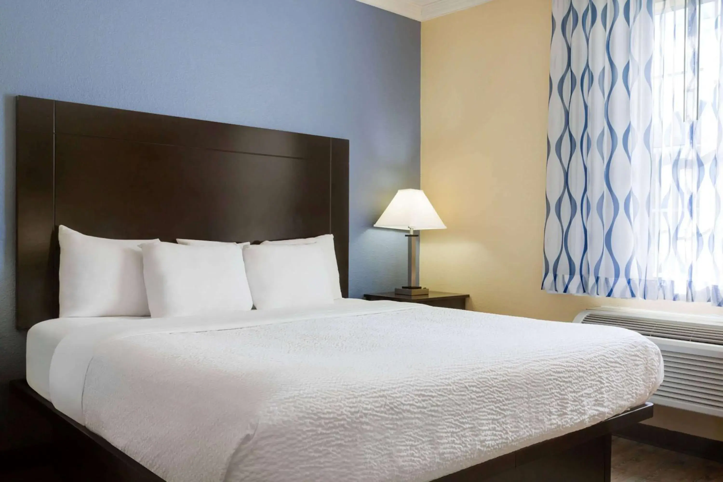 Bed in Days Inn & Suites by Wyndham DFW Airport South-Euless Bed in Days Inn & Suites by Wyndham DFW Airport South-Euless