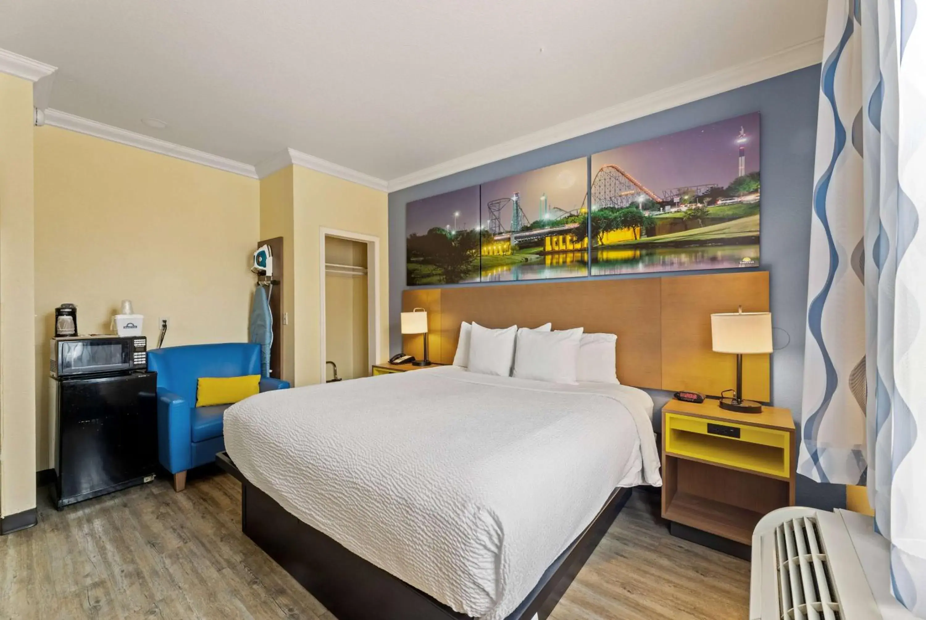 King Room with Roll-In Shower - Mobility Access/Non-Smoking in Days Inn & Suites by Wyndham DFW Airport South-Euless King Room with Roll-In Shower - Mobility Access/Non-Smoking in Days Inn & Suites by Wyndham DFW Airport South-Euless