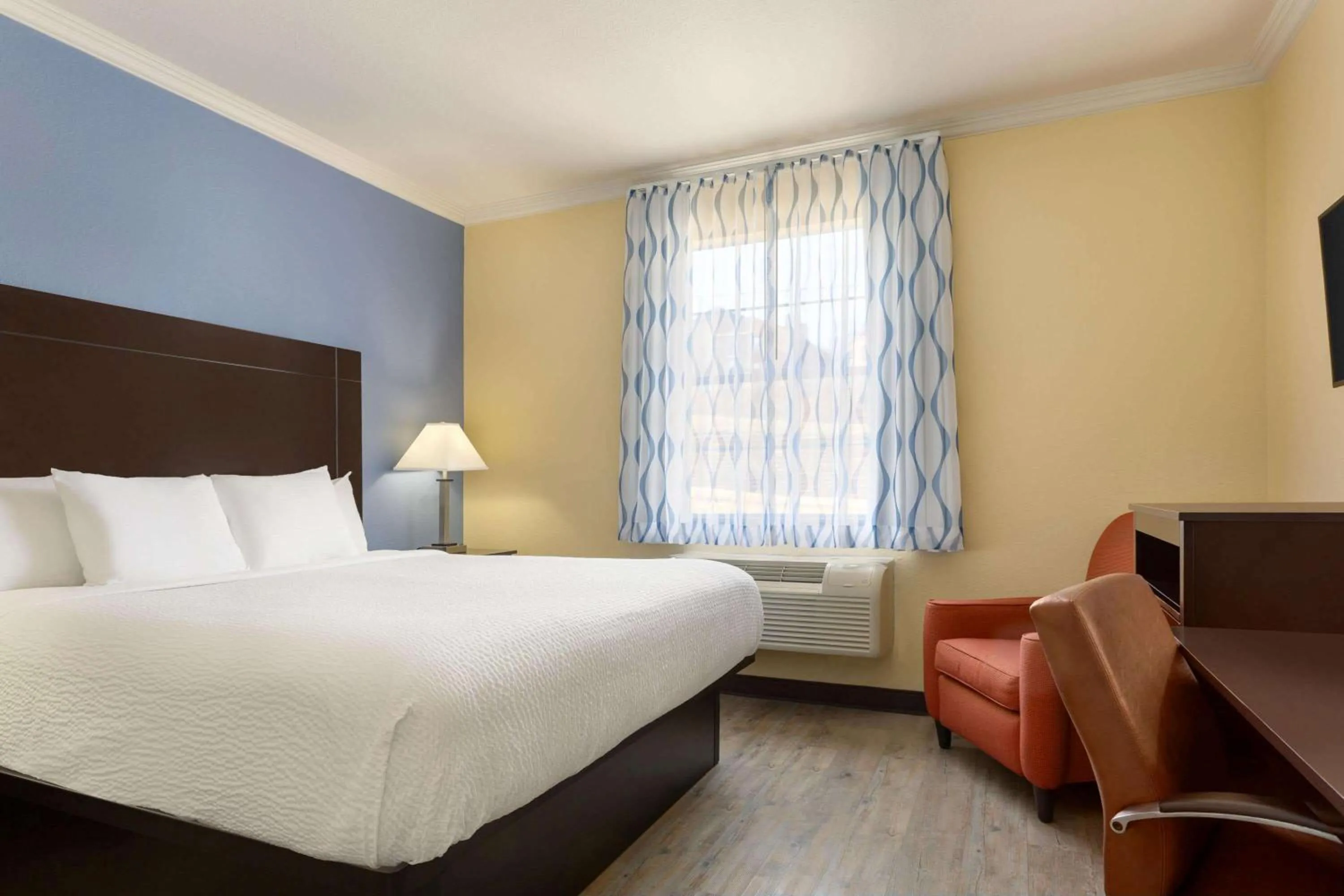 Photo of the whole room, Bed in Days Inn & Suites by Wyndham DFW Airport South-Euless