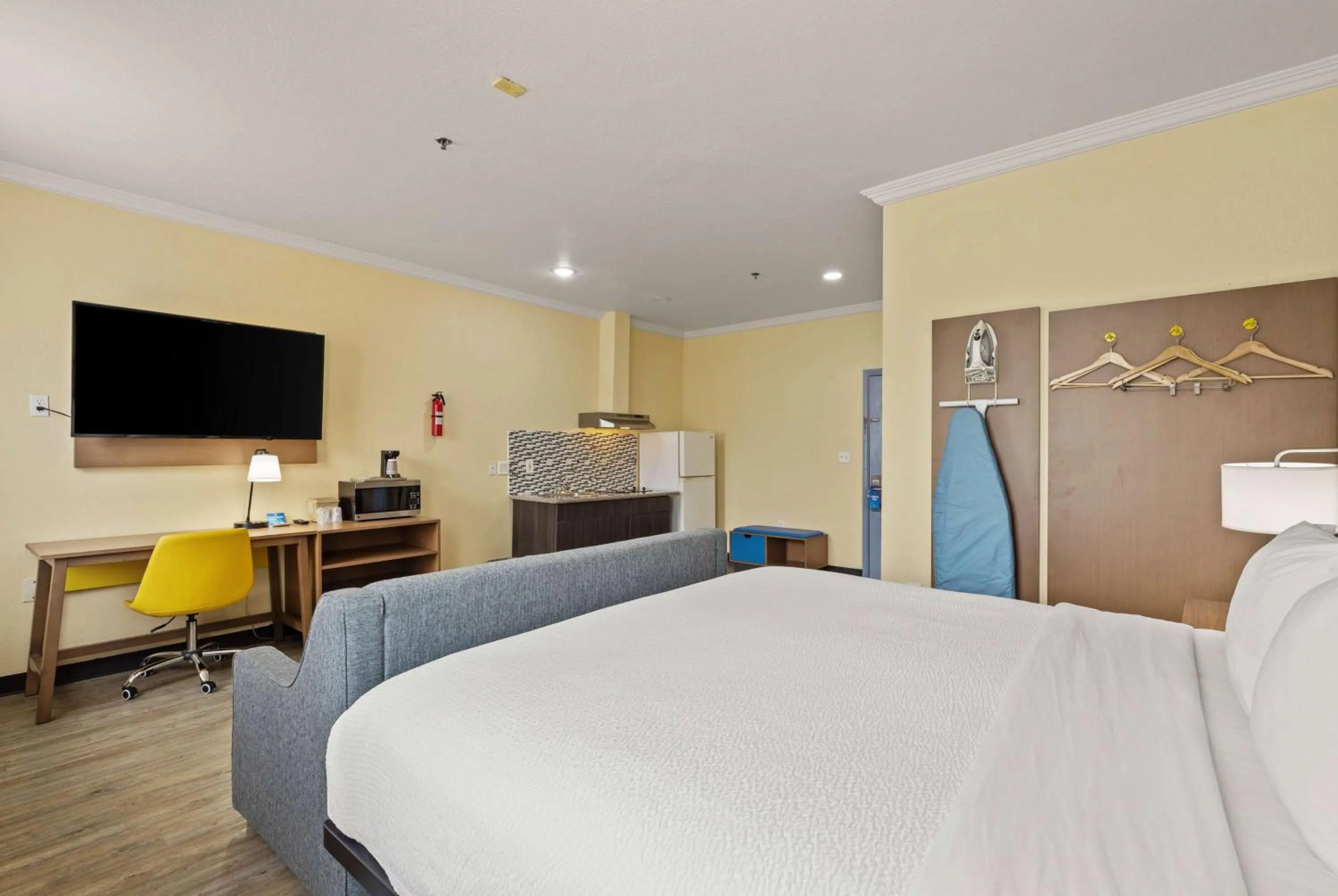 Photo of the whole room, Bed in Days Inn & Suites by Wyndham DFW Airport South-Euless